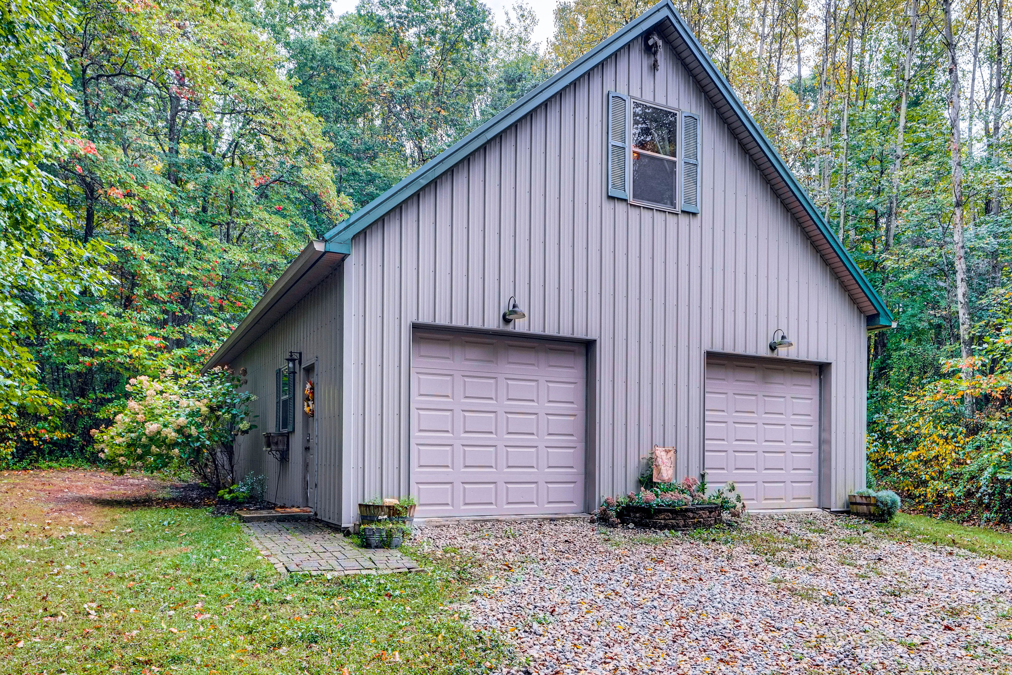 Exterior | Parking | Driveway (6 Vehicles)