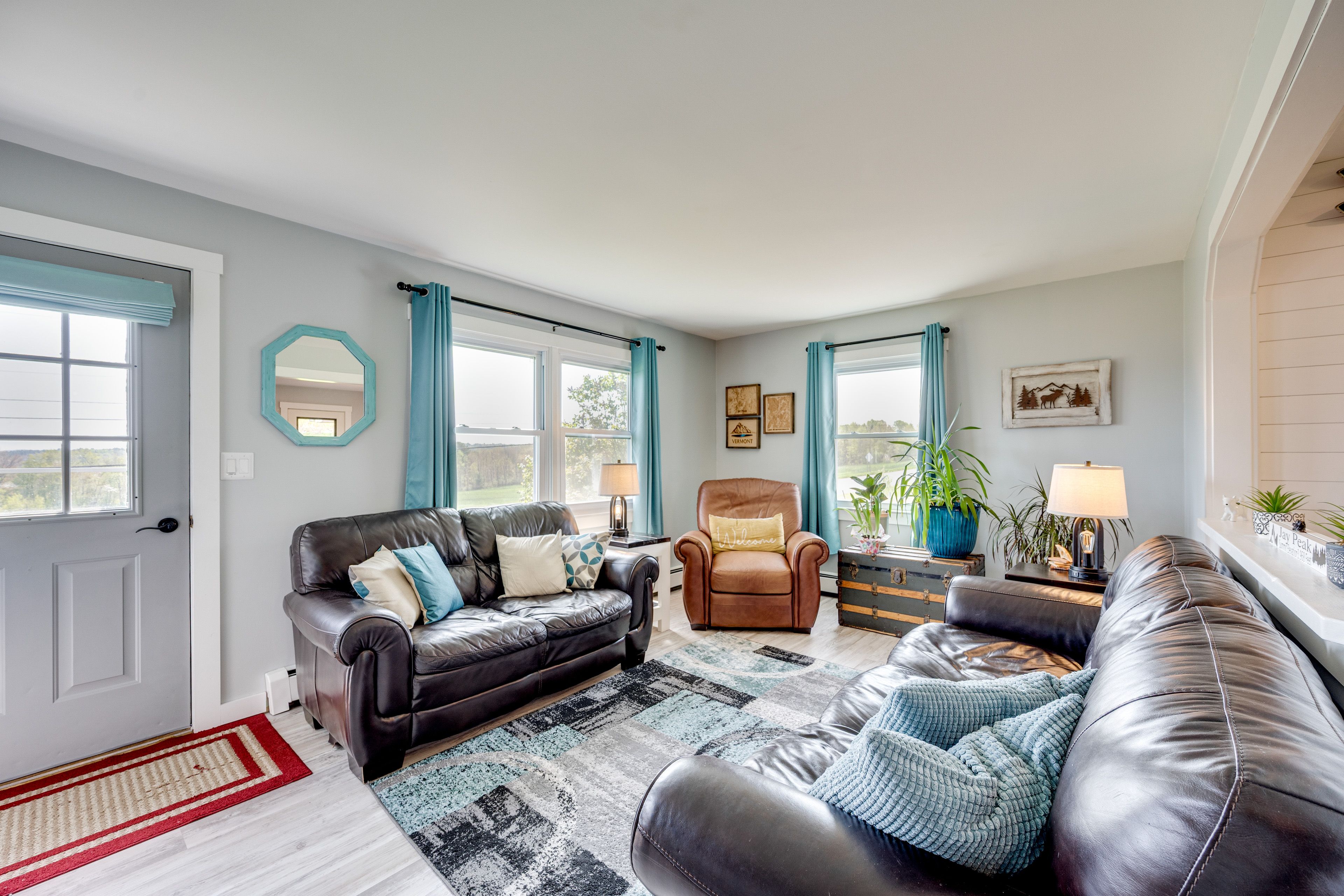 Living Room | Smart TV | Free WiFi | Main Level