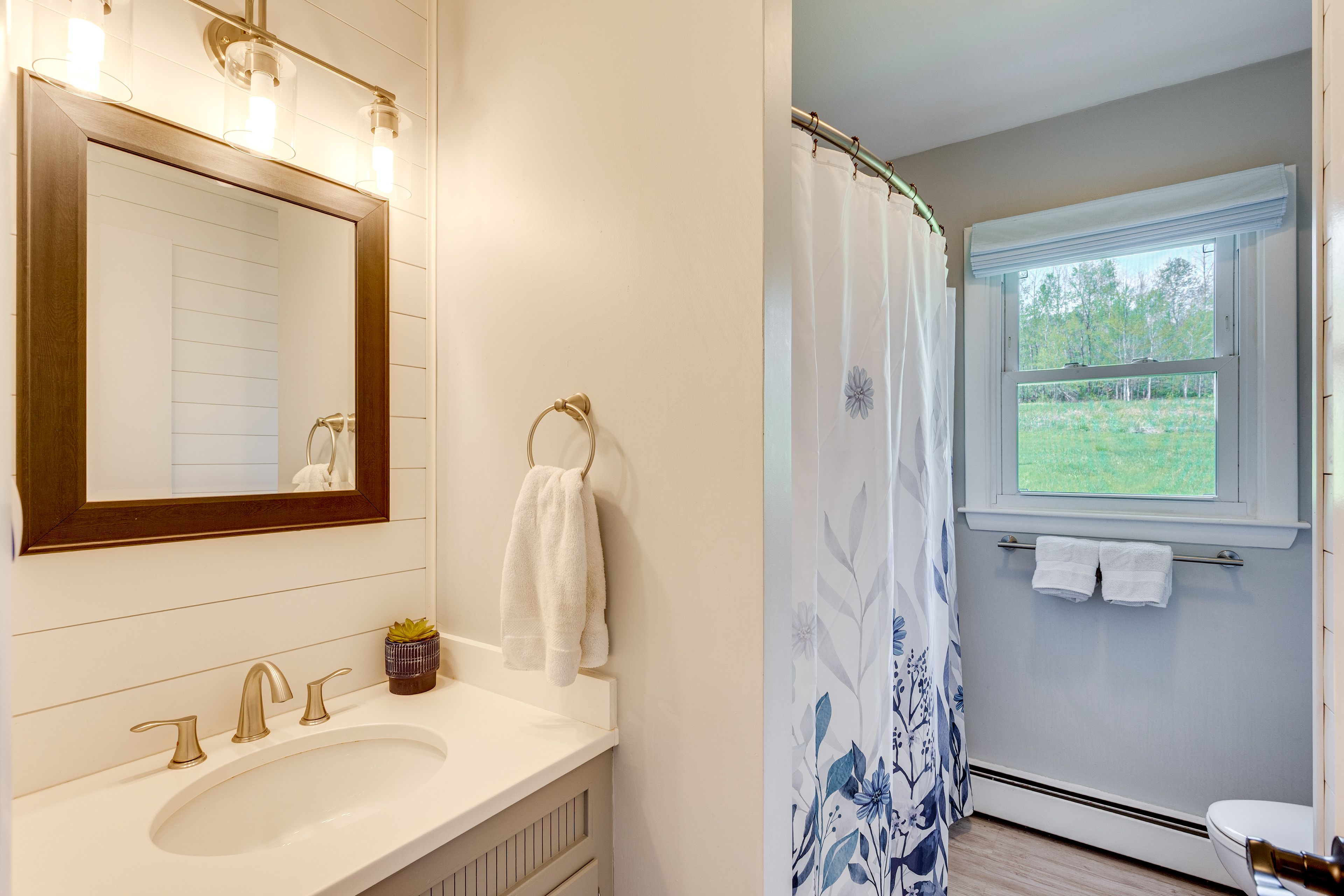 Full Bathroom | Towels Provided | Main Level