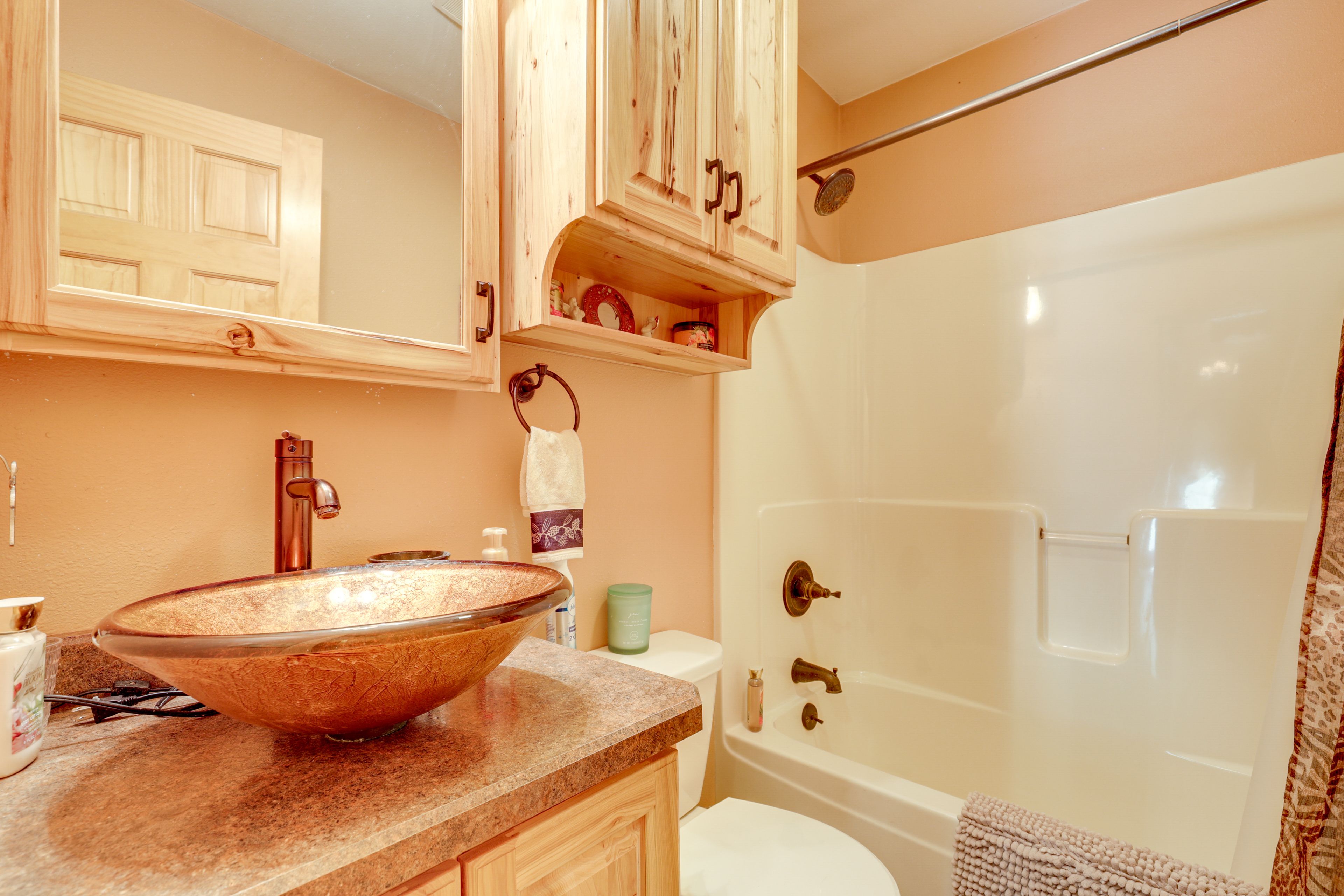 Full Bathroom | Towels Provided