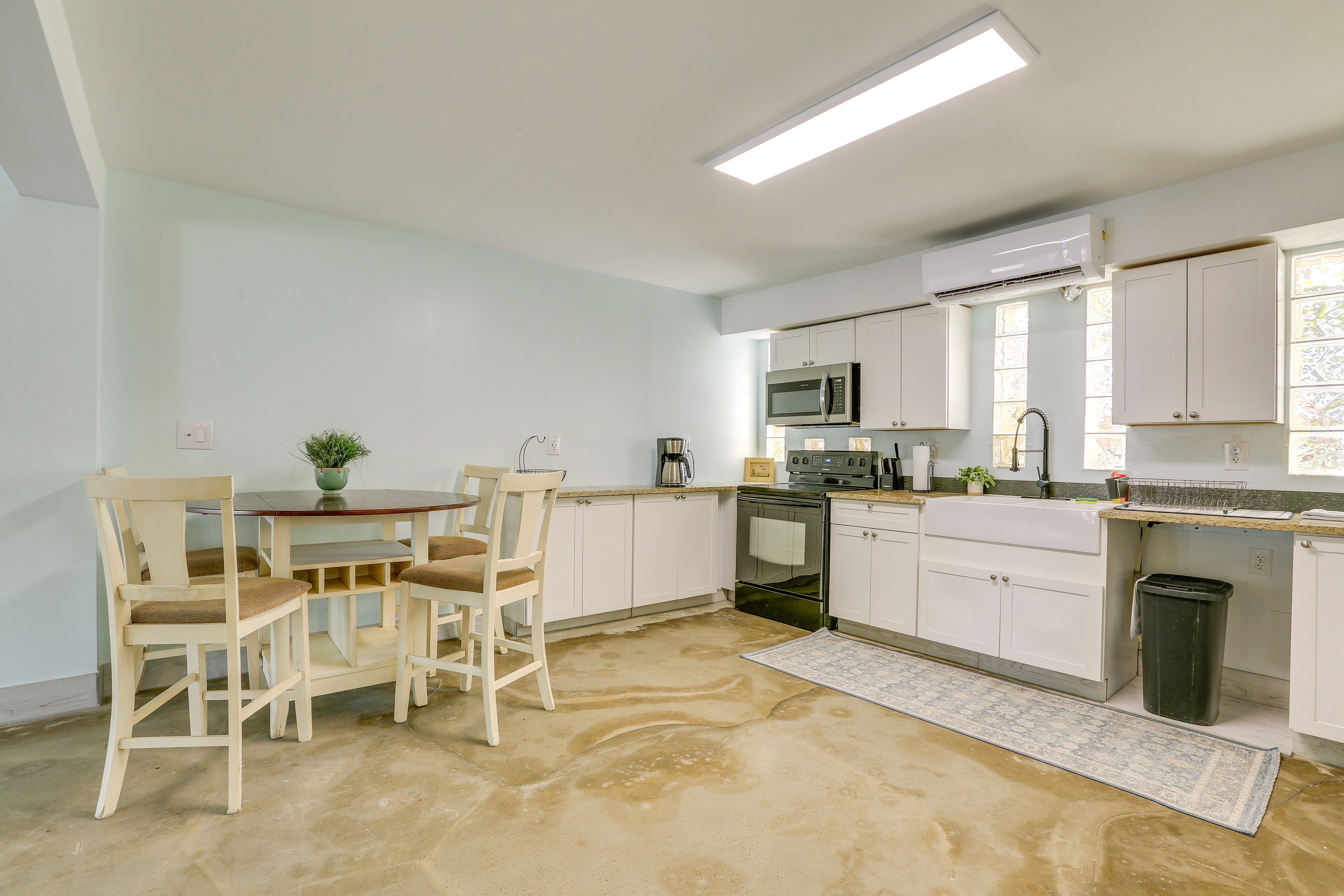 Dining Area | Dishware & Flatware | Central A/C & Heat
