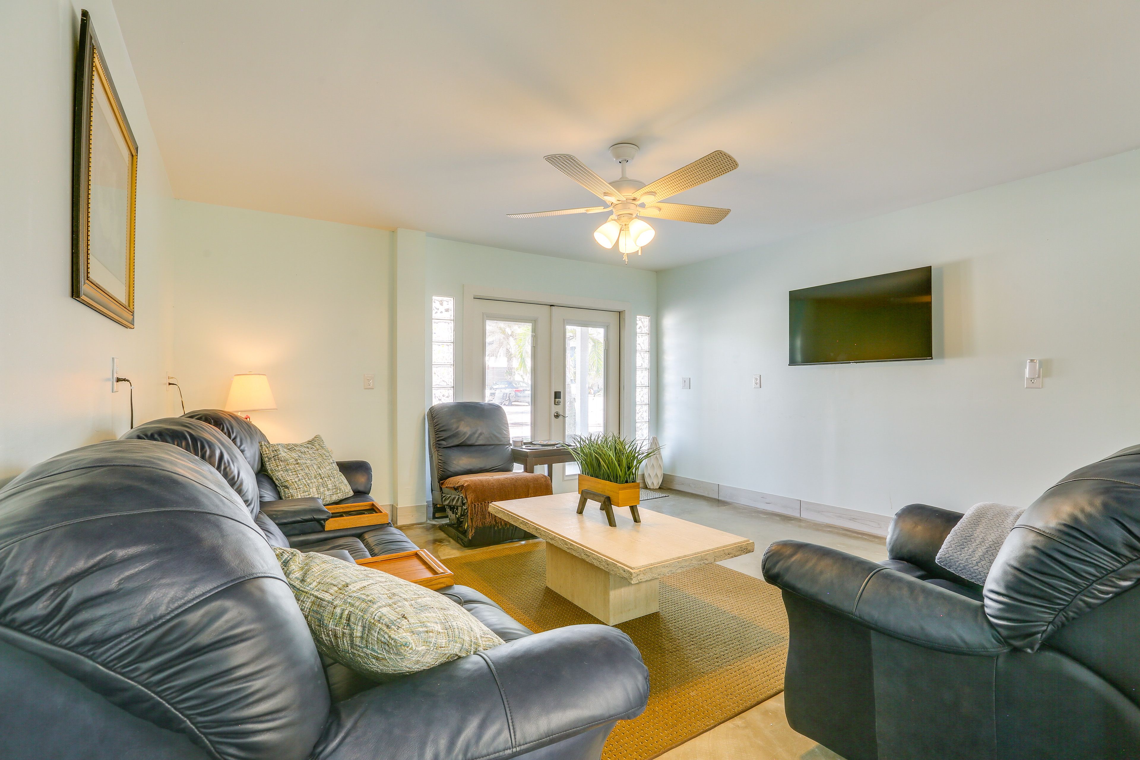 Living Room | Free WiFi | Smart TV