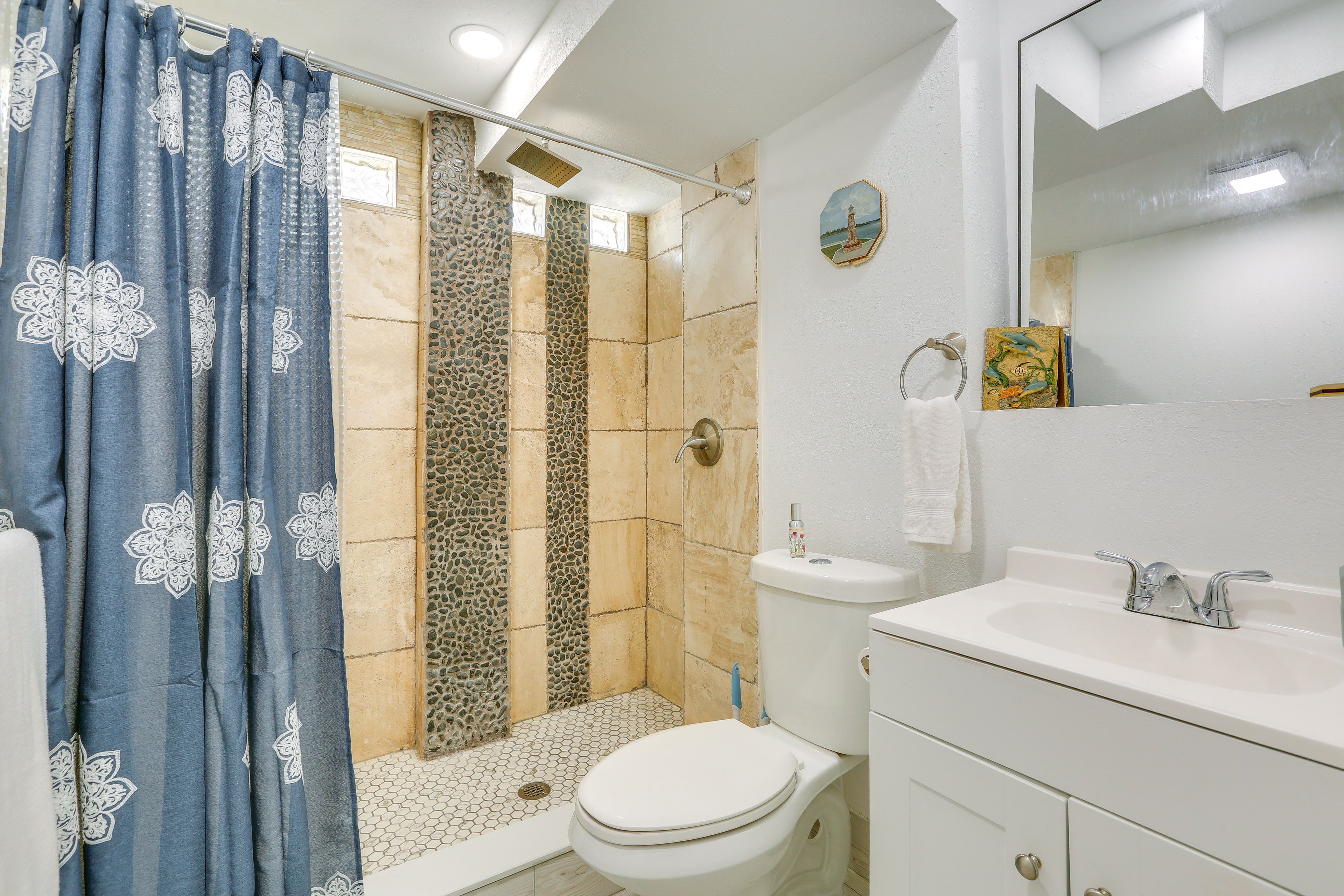 Full Bathroom | Towels Provided