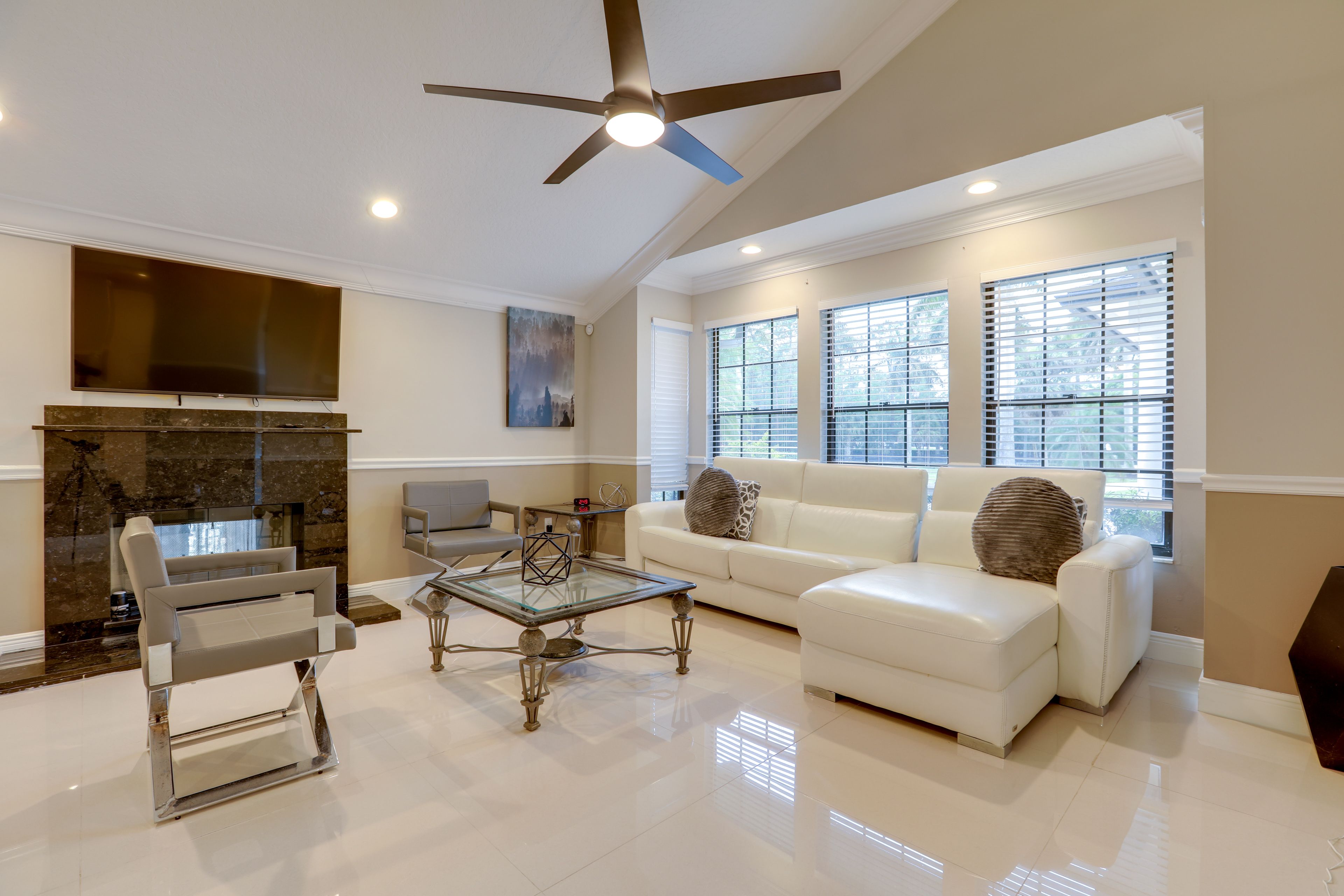 Living Room | Smart TV | Free WiFi | Central Air Conditioning/Heat