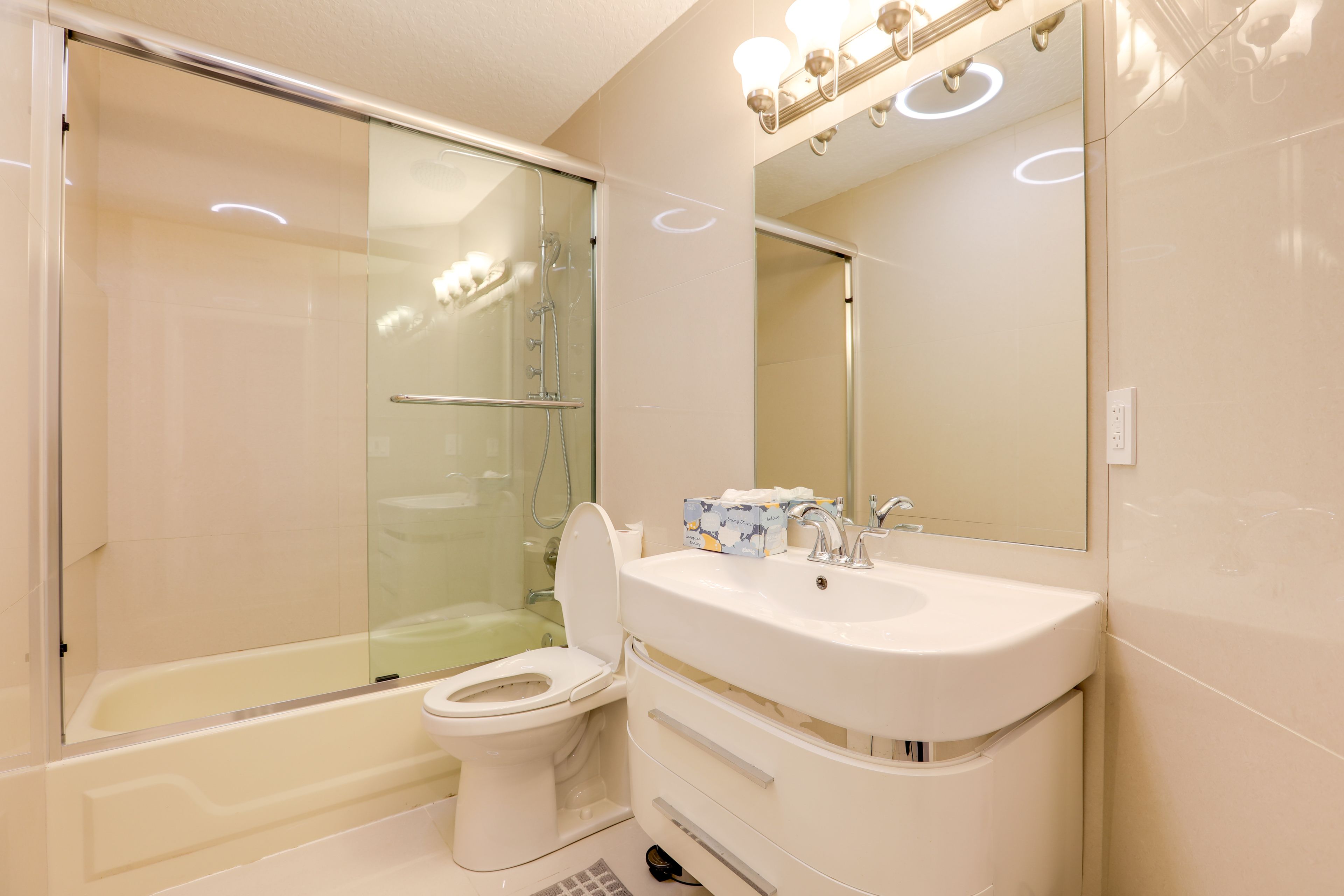 Full Bathroom | Towels Provided | 2nd Floor