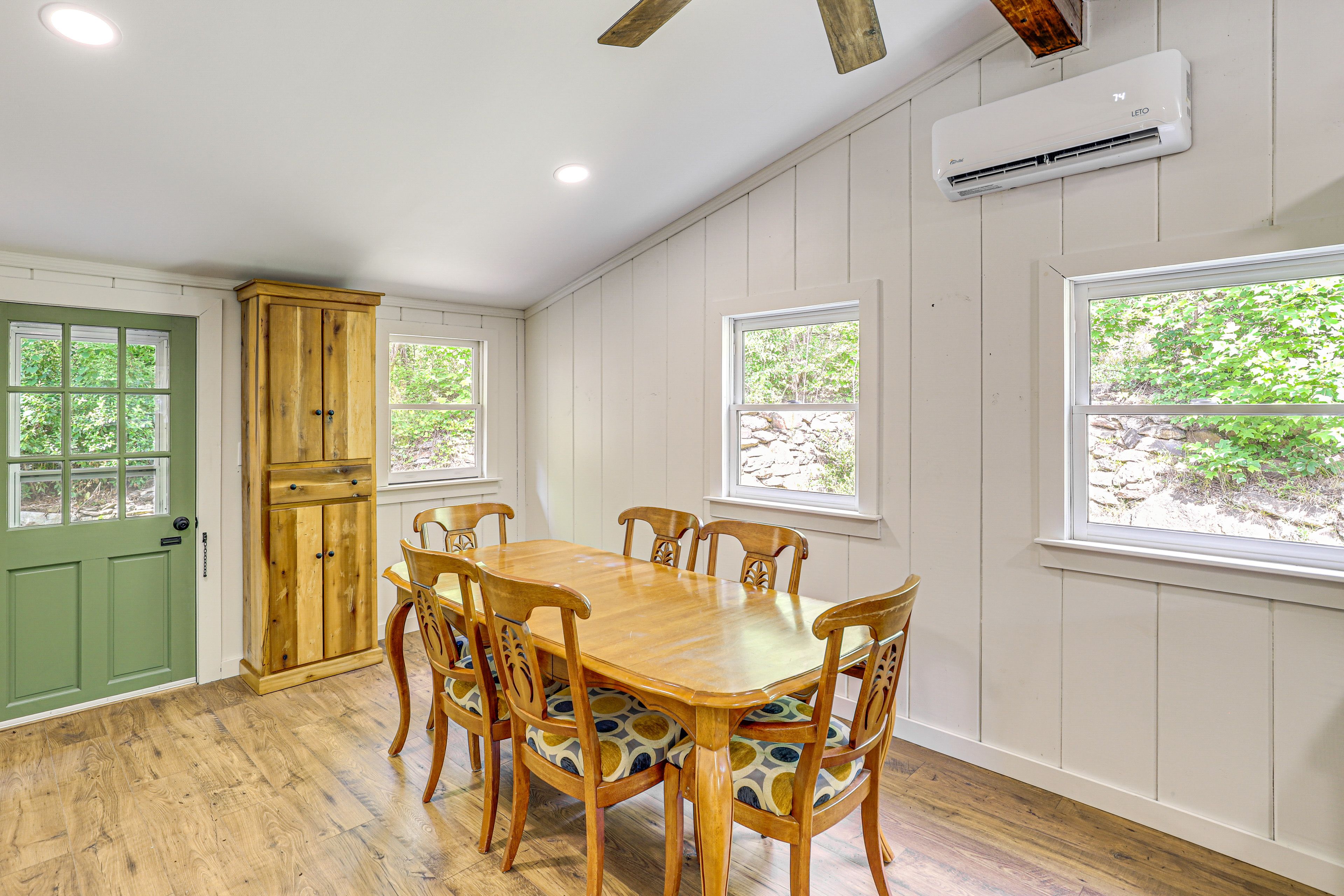 Dining Area | Dishware/Flatware Provided