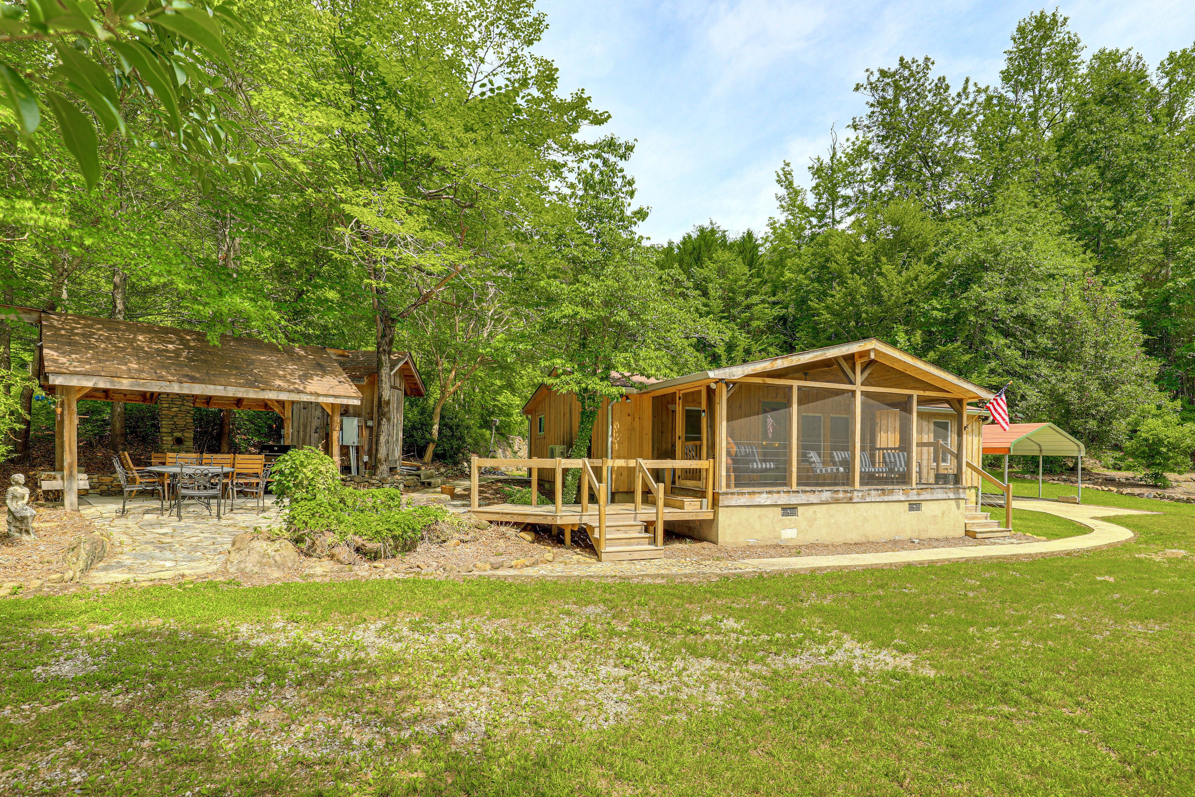 Backyard | On-Site Creek & Pond Access