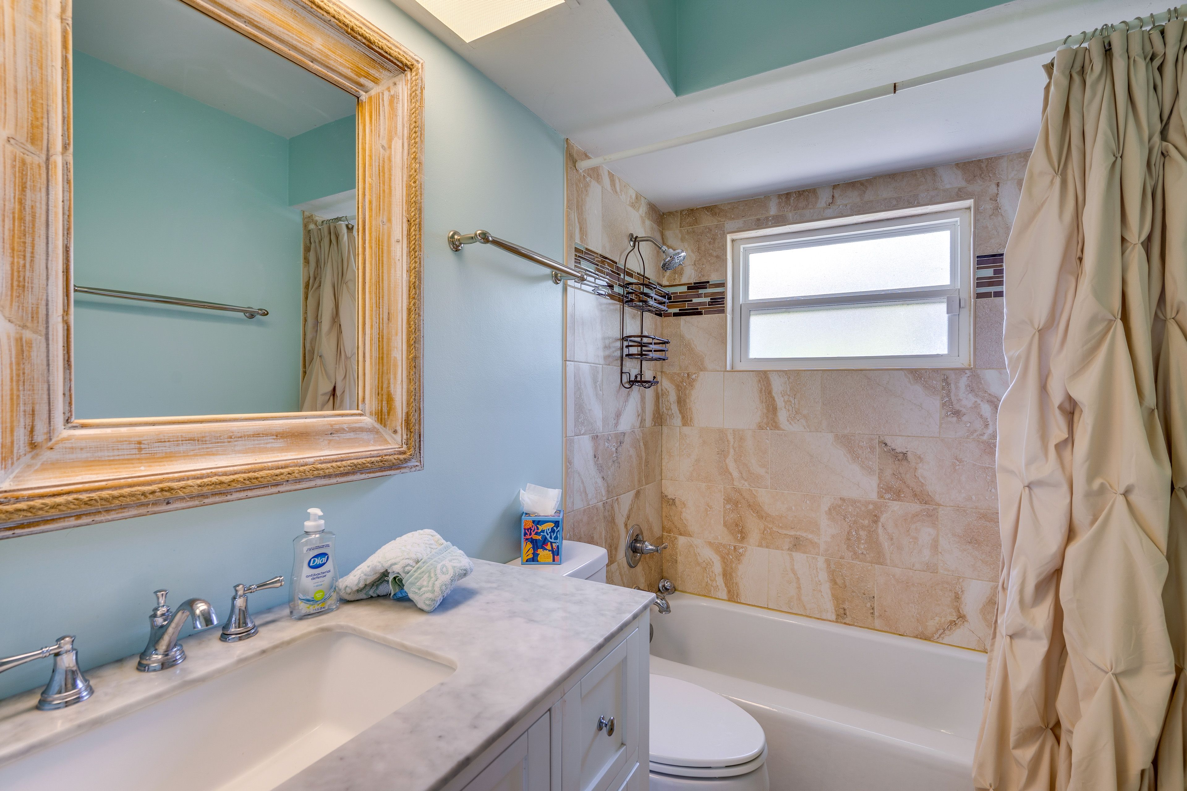 Full Bathroom | Towels Provided