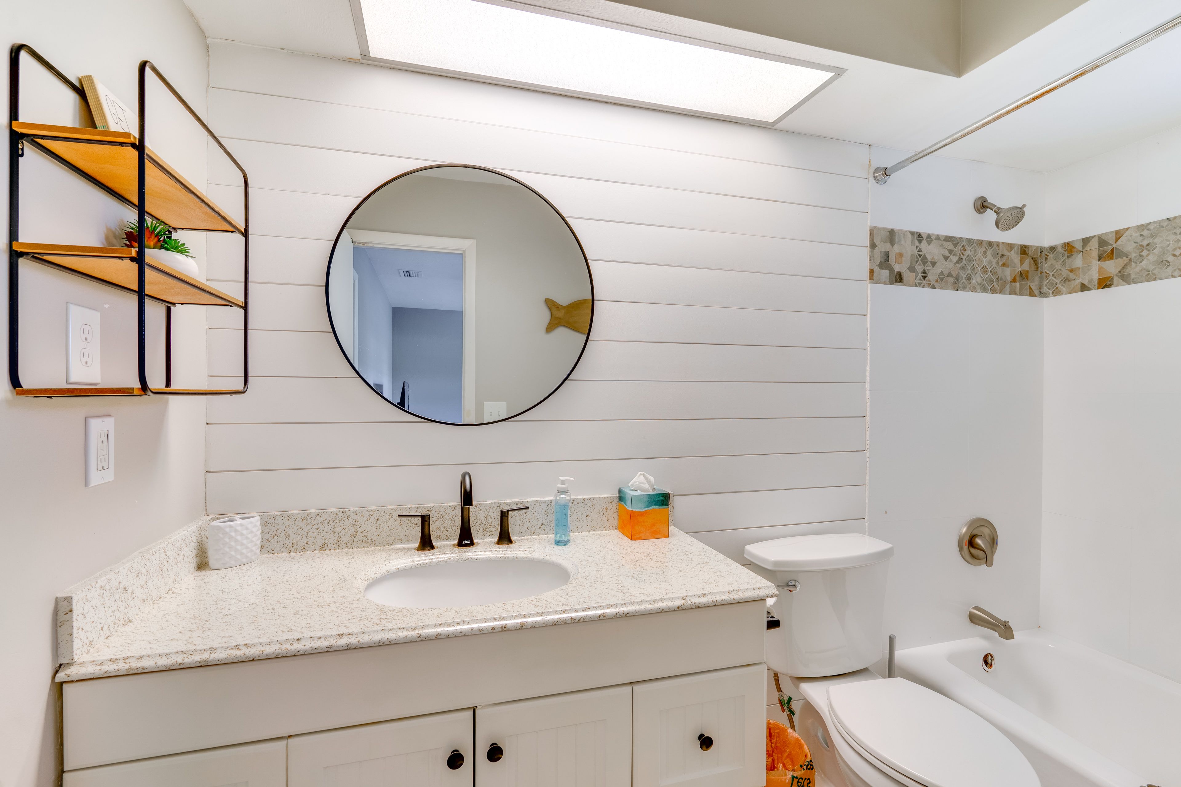 Full Bathroom | Shower/Tub Combo
