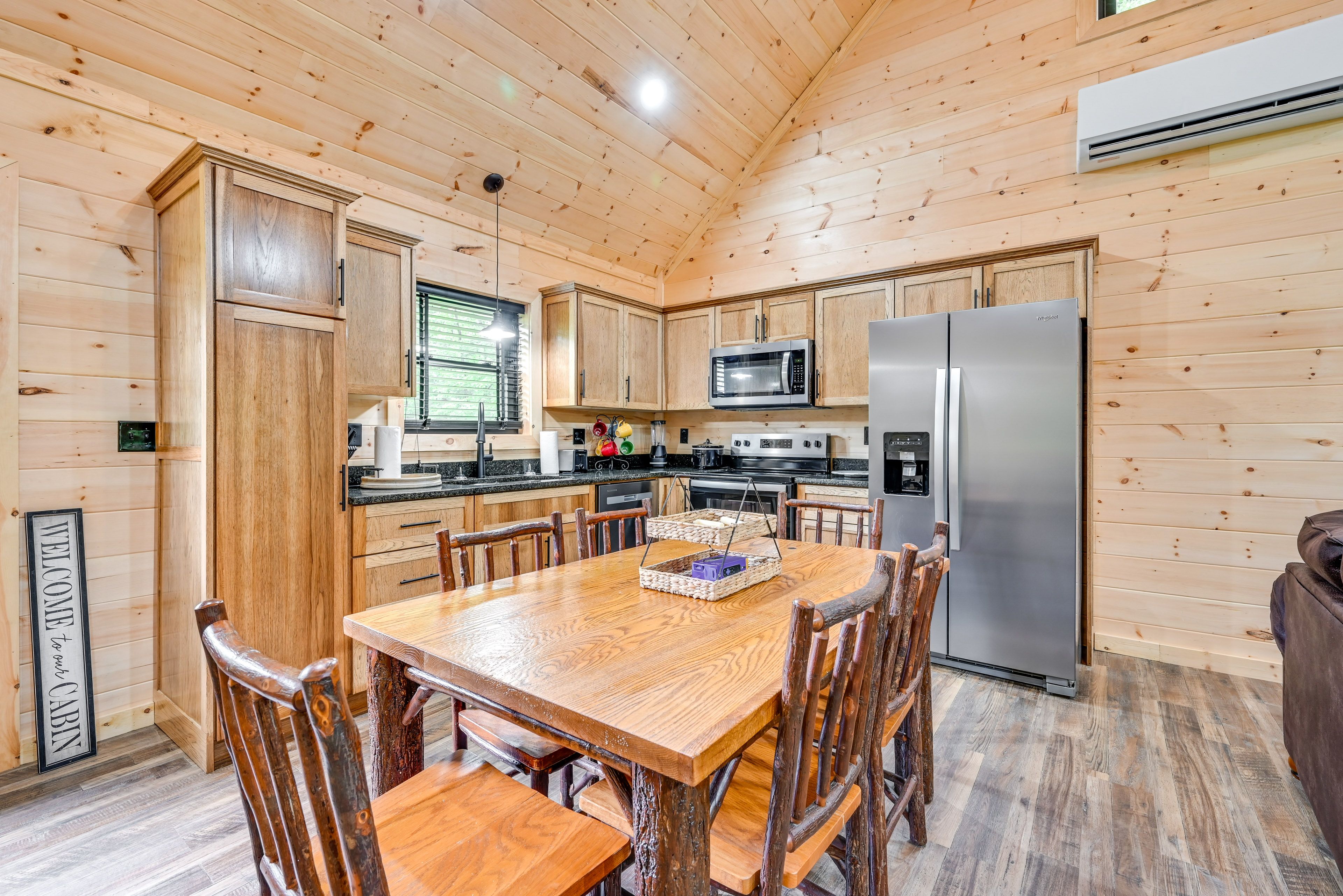 Dining Area | Dishware/Flatware Provided | 1st Floor