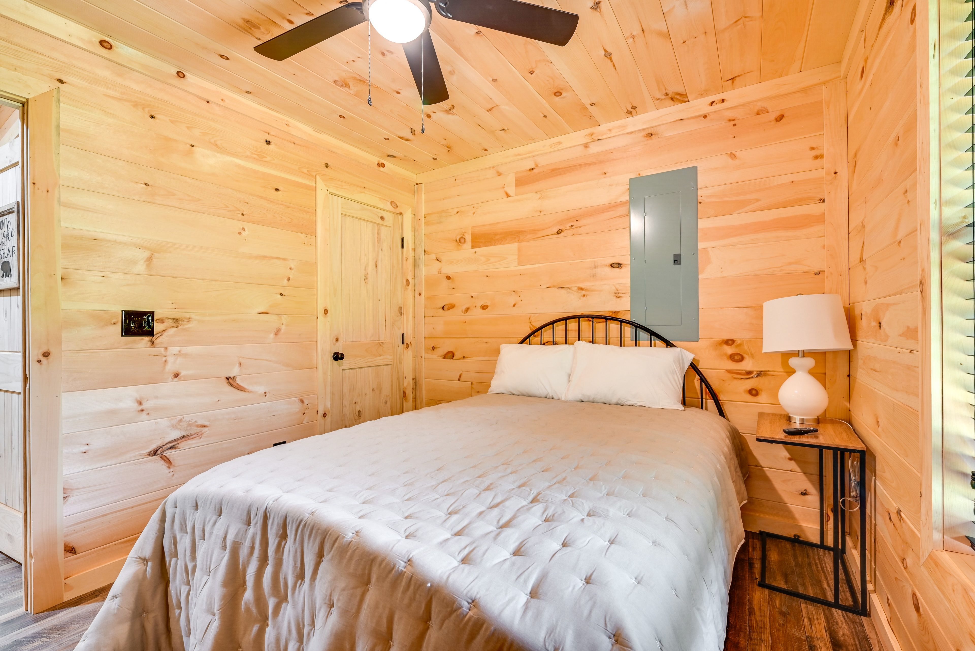 Bedroom 1 | Queen Bed | Linens Provided | 1st Floor