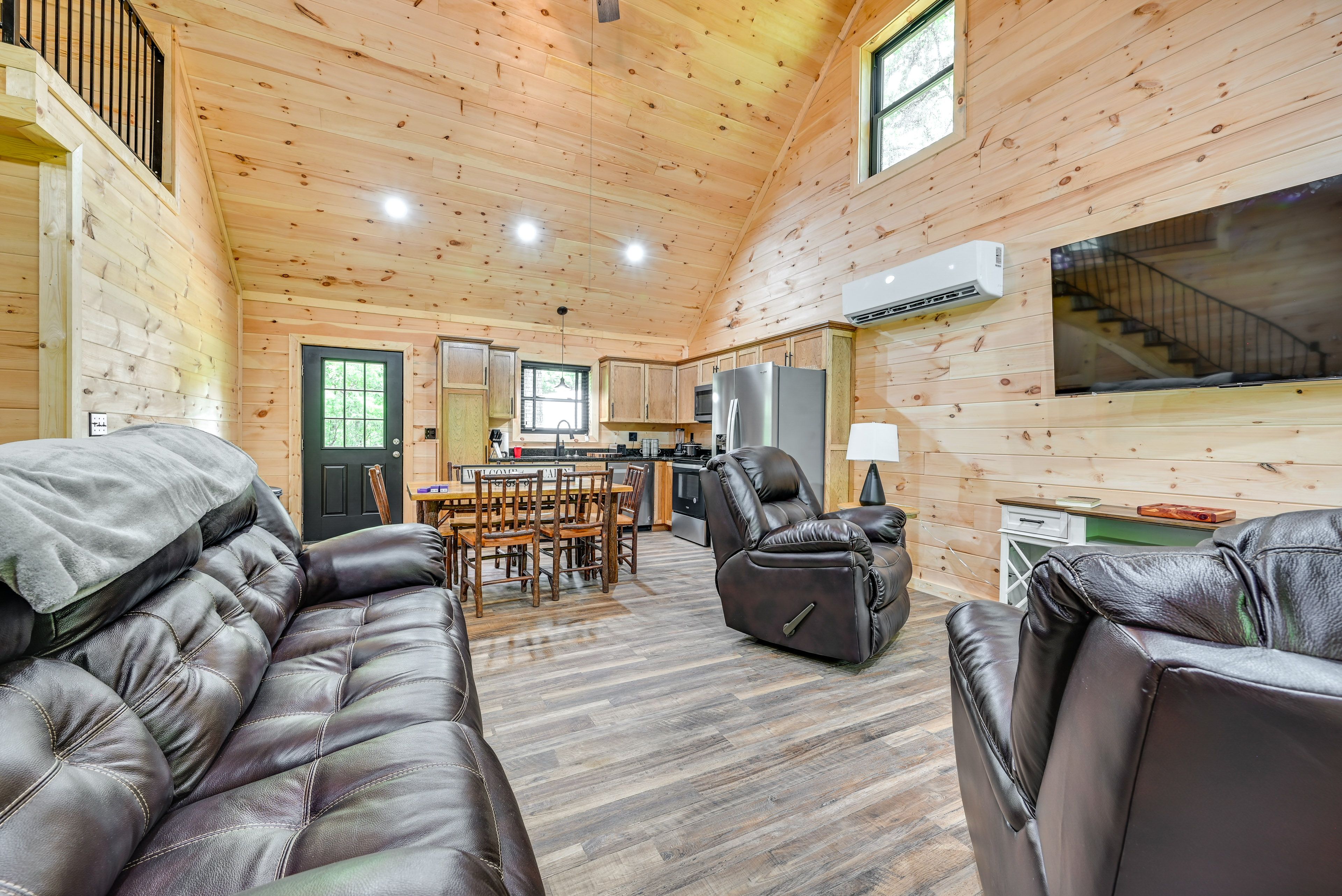 Living Room | Free WiFi | Smart TV | 1st Floor