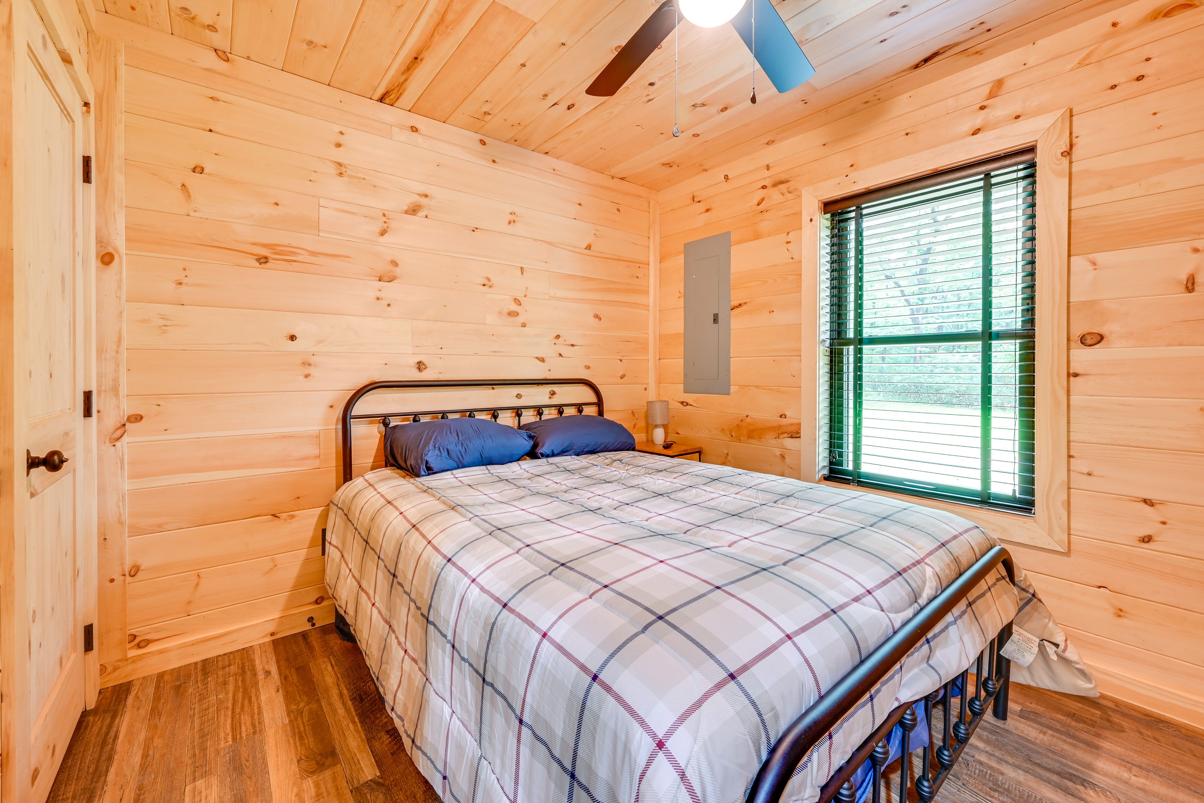 Bedroom 1 | Queen Bed | Linens Provided | 1st Floor