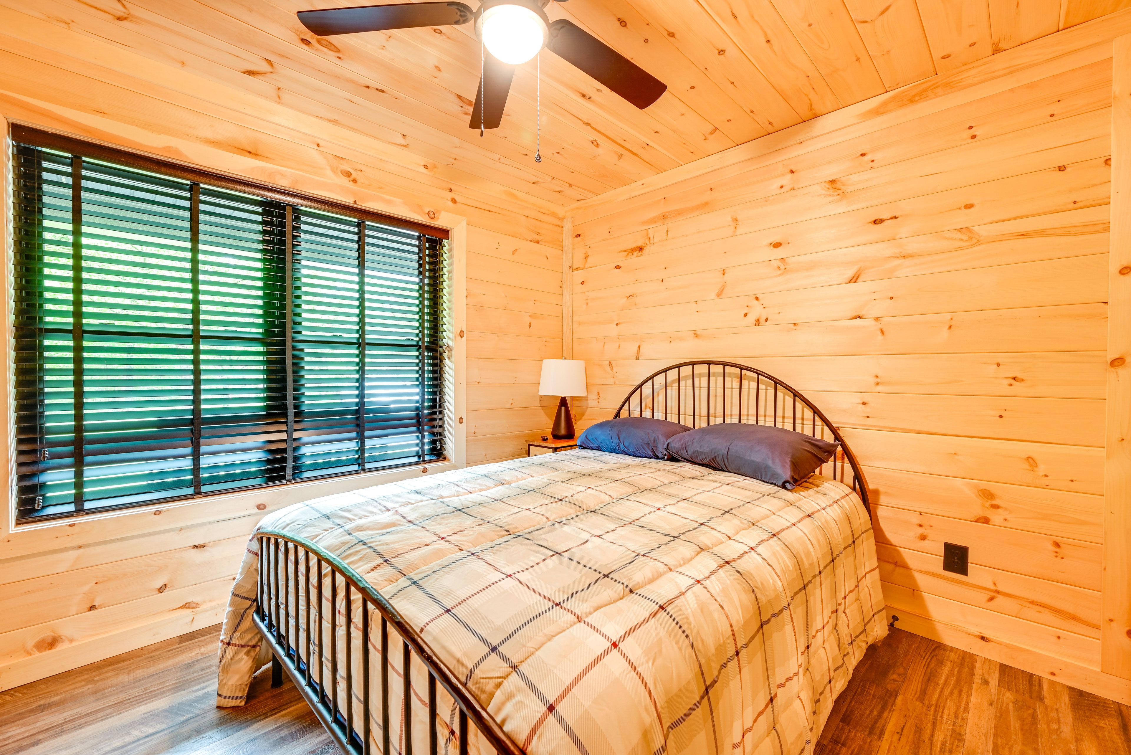 Bedroom 2 | Queen Bed | 1st Floor