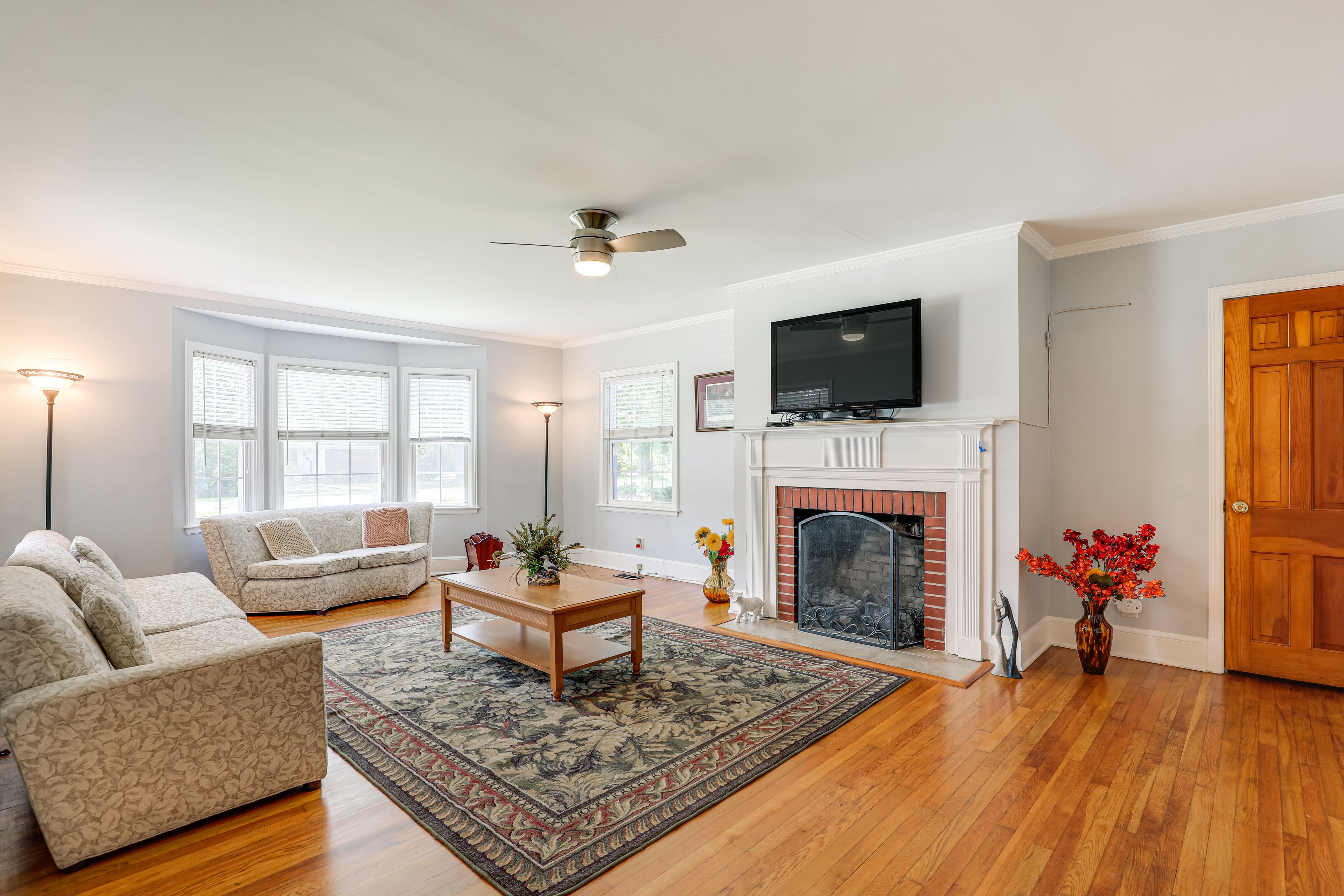Living Room | Full Sleeper Sofa | Free WiFi | Smart TV | 1st Floor