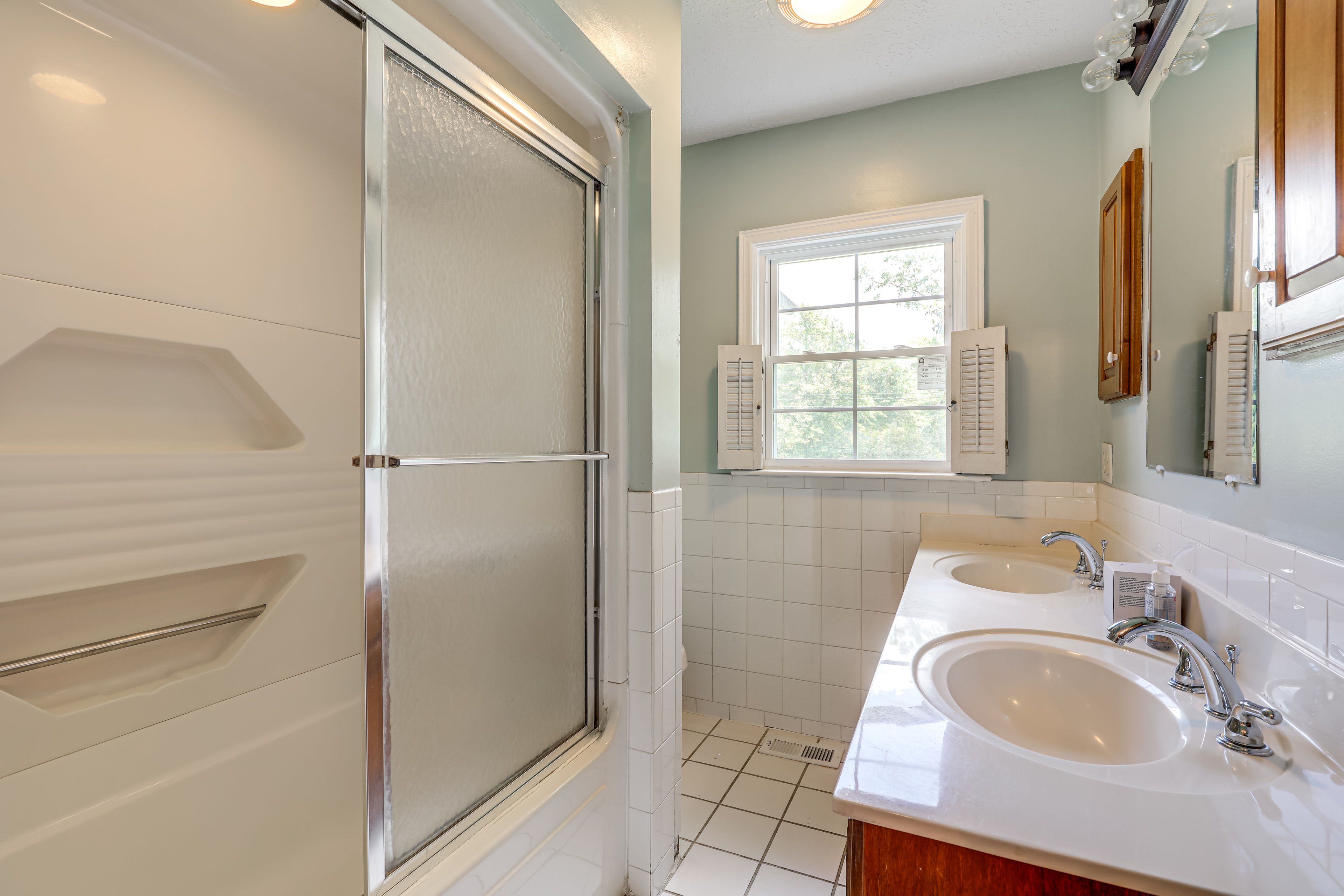 Full Bathroom | 1st Floor