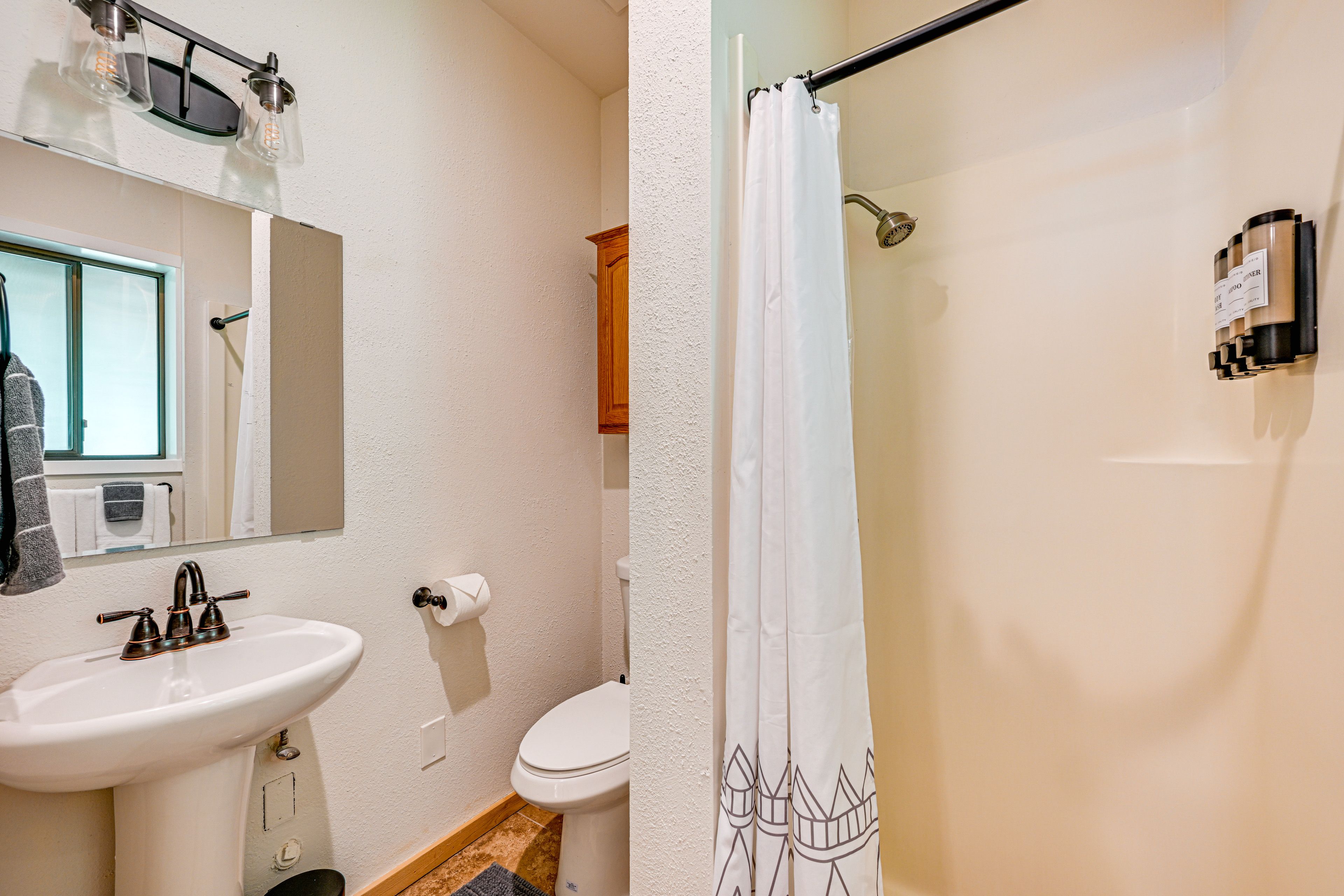 Full Bathroom | Towels Provided | 1st Floor