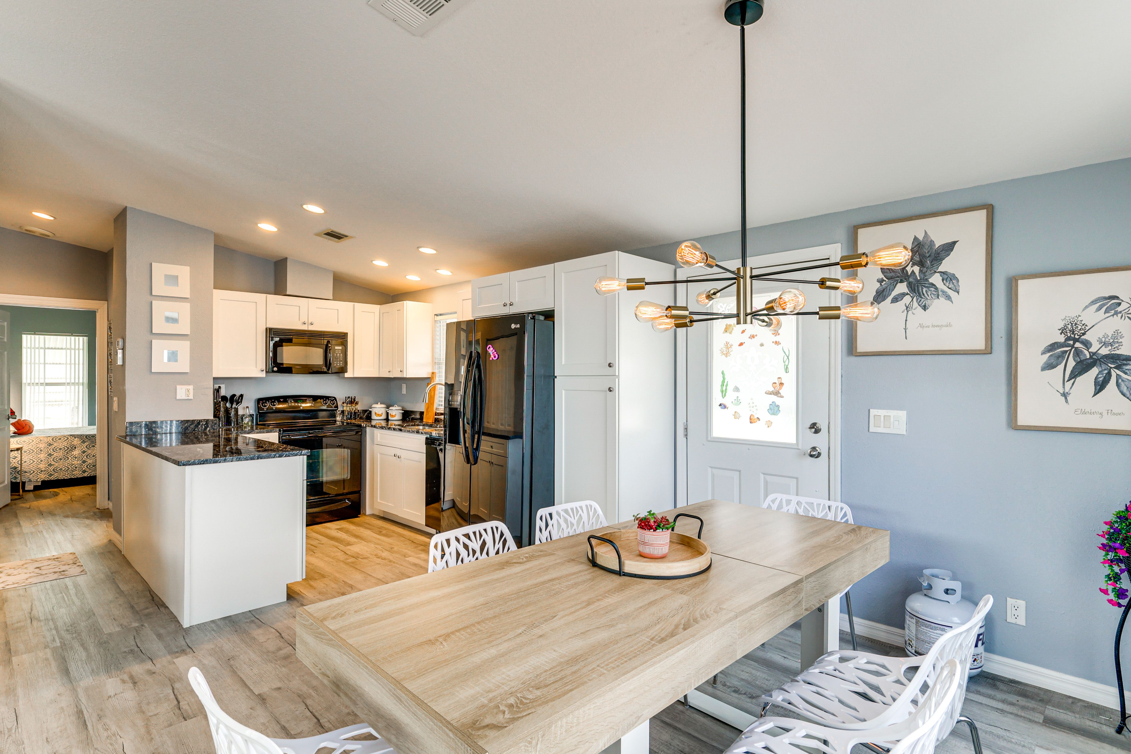 Dining Area | Dishware/Flatware | Central Heating & A/C | Free WiFi
