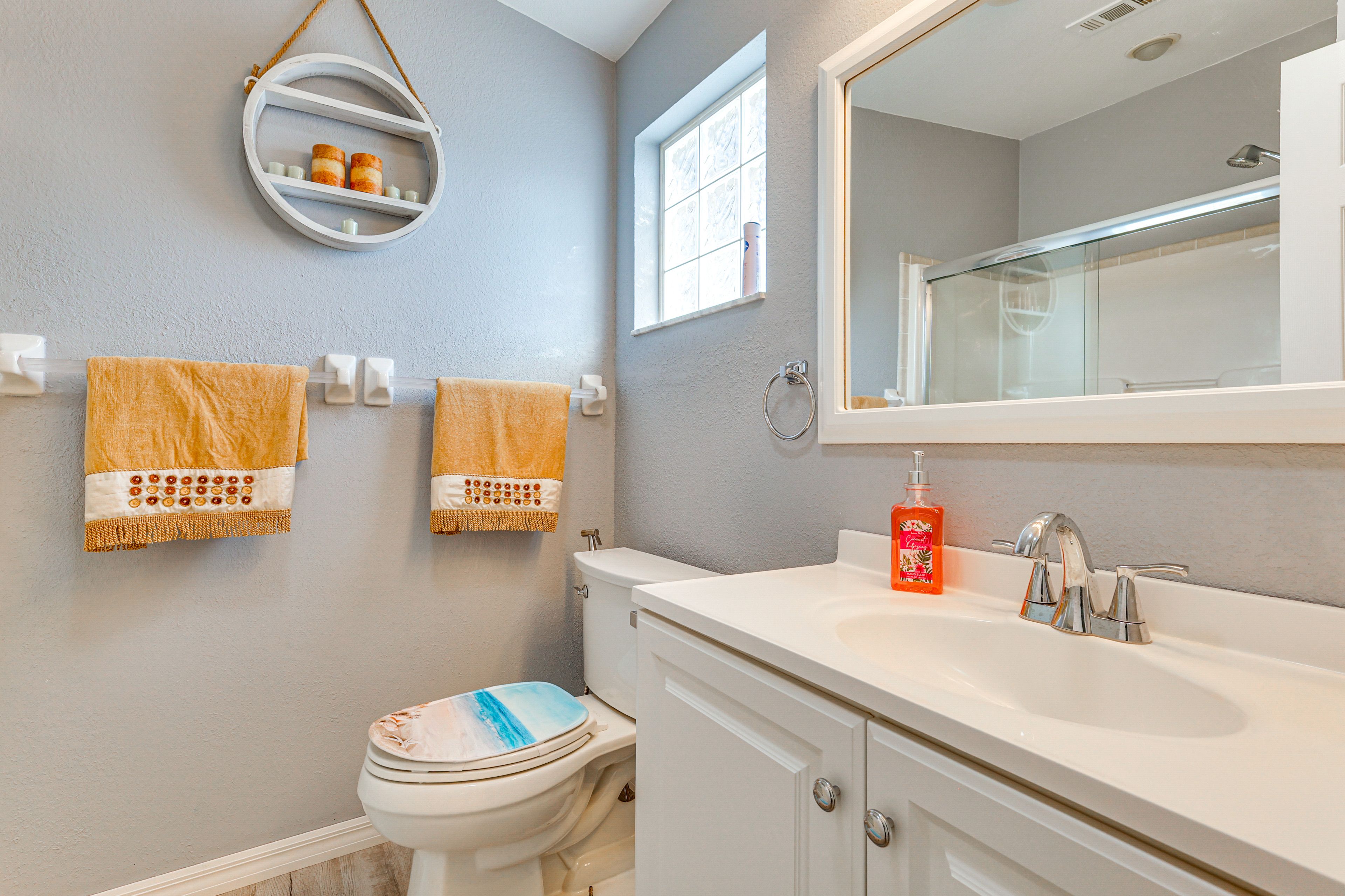 Full Bathroom | Complimentary Toiletries | Towels Provided