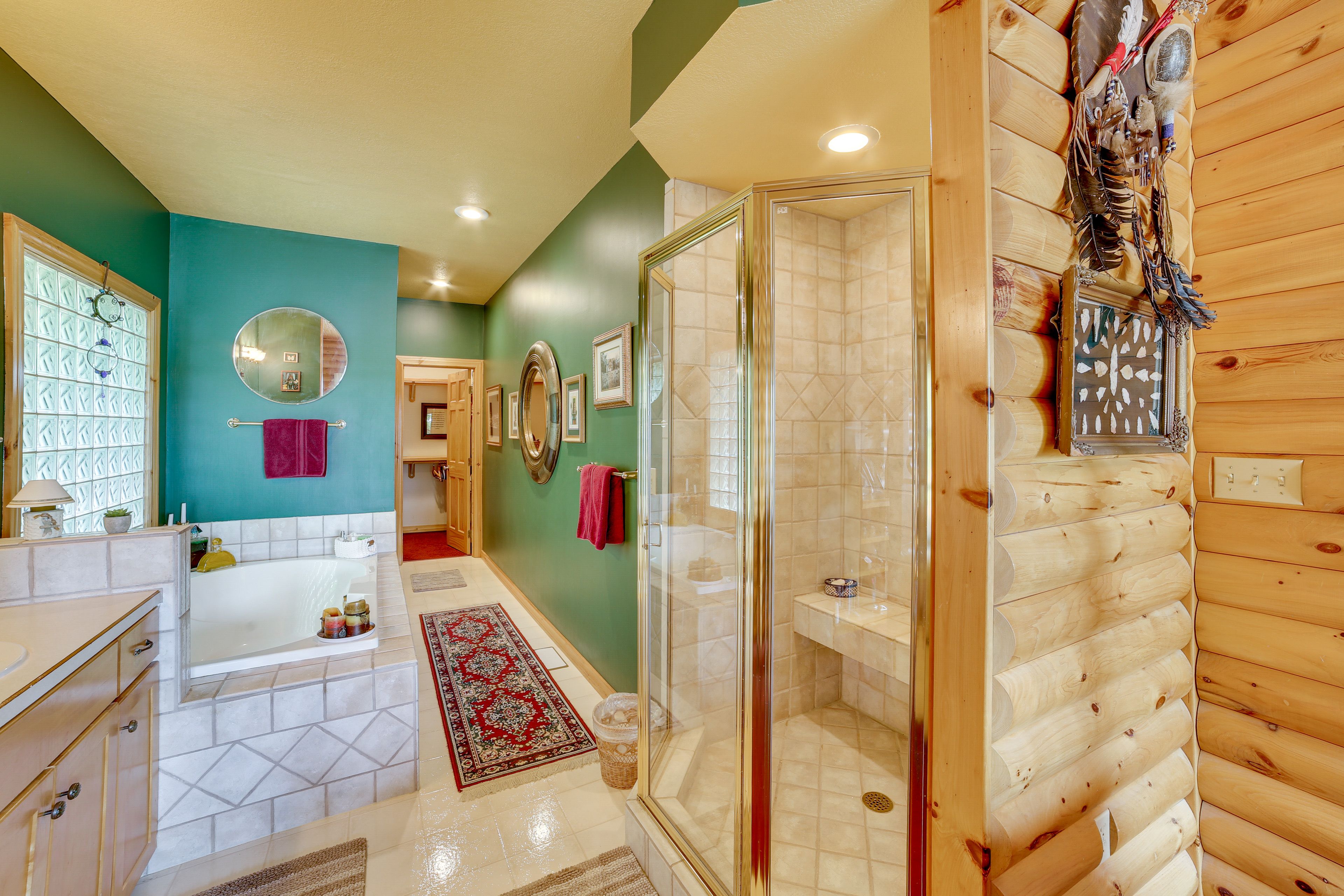 Full Bathroom | Towels Provided | Main Floor