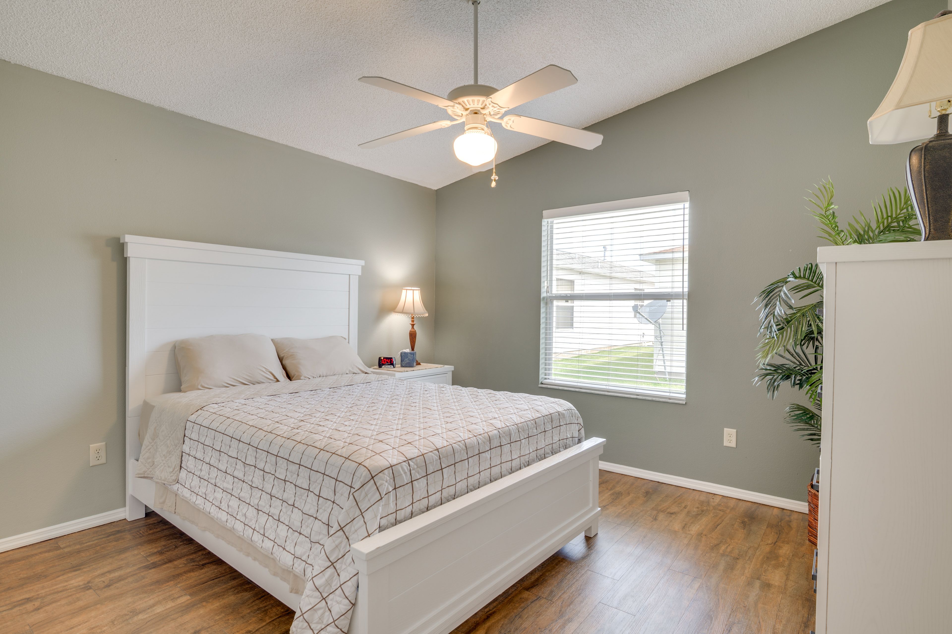 Bedroom 2 | Queen Bed