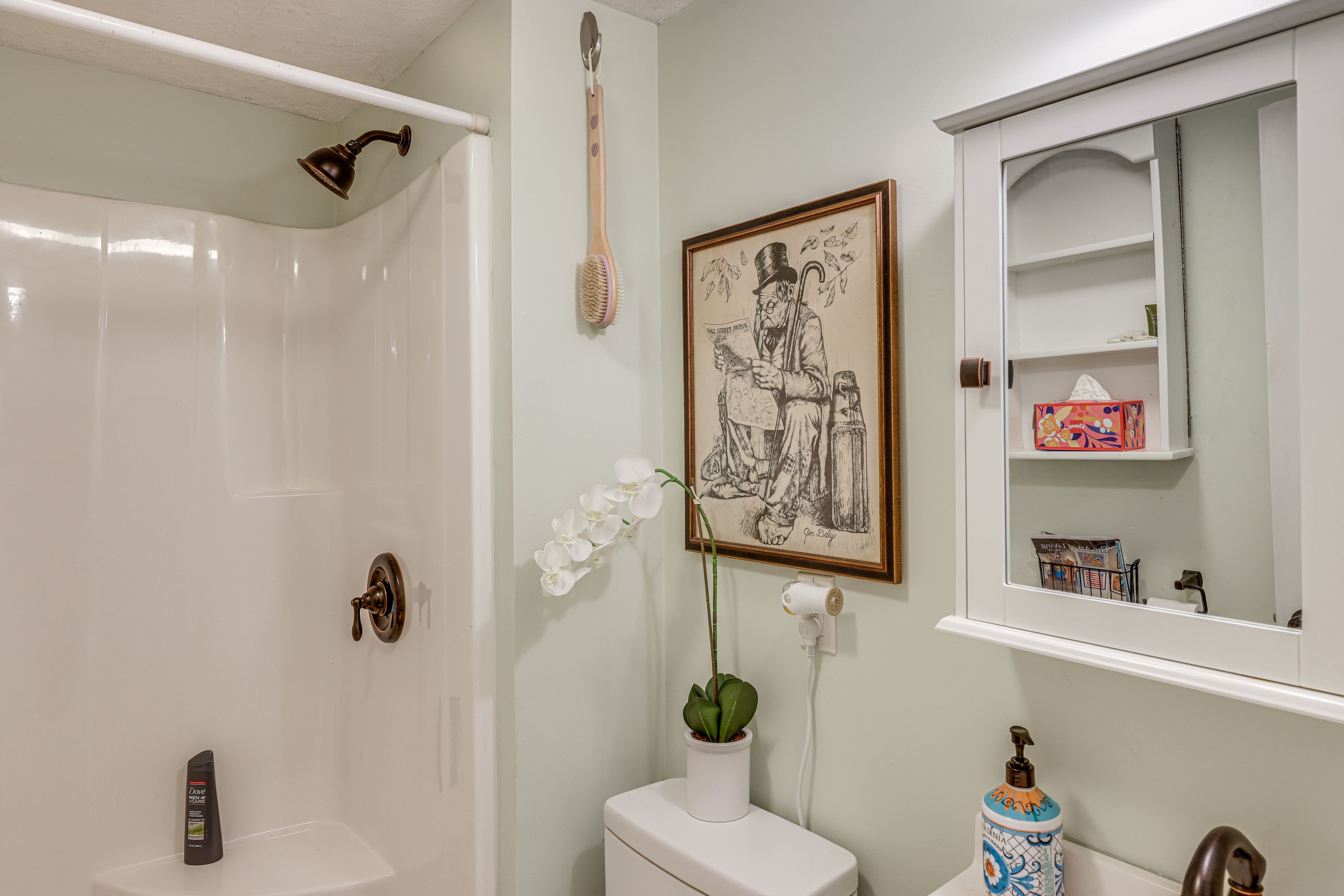 Full Bathroom | Upper Level | Towels Provided