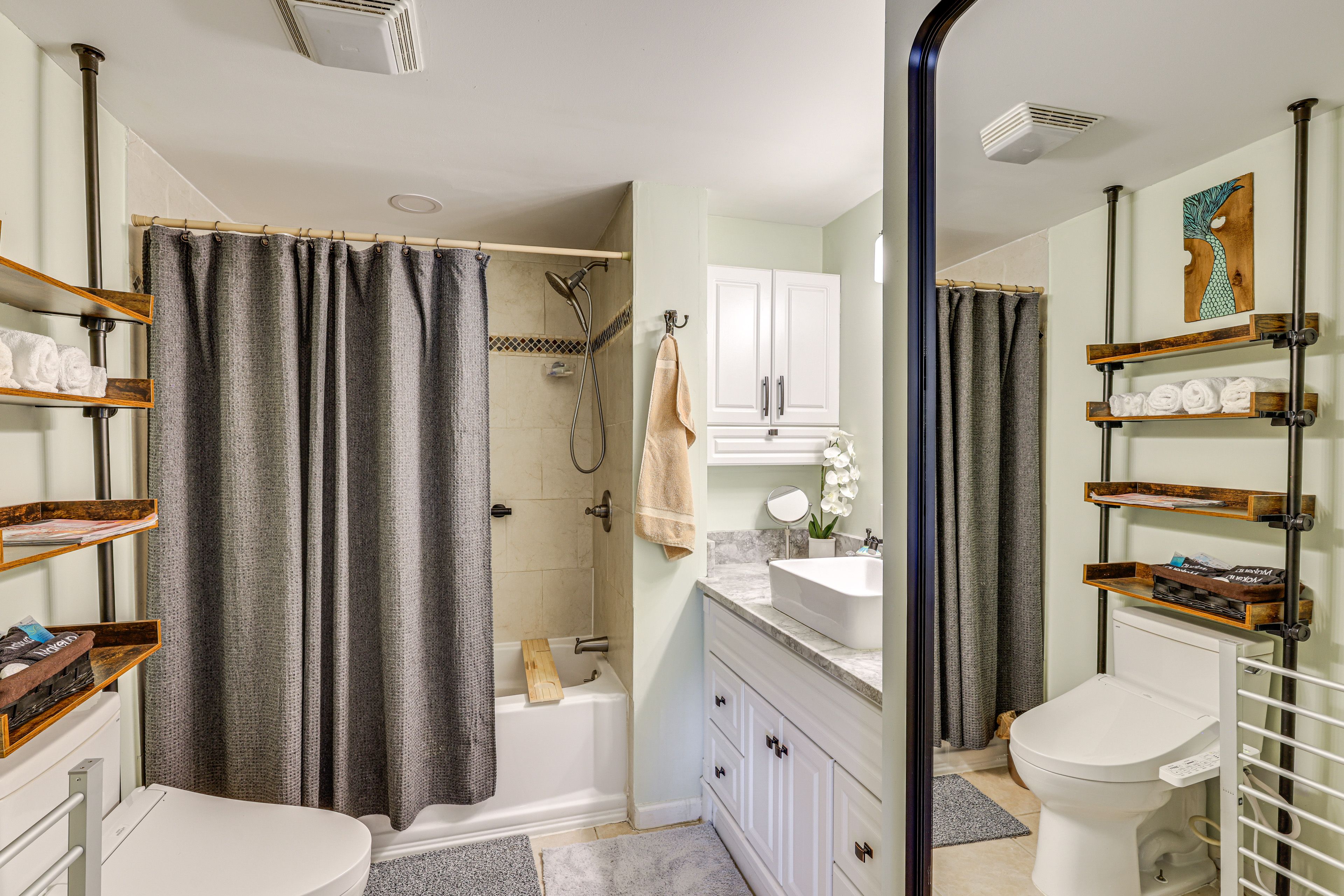 Full Bathroom | Upper Level | Towels Provided