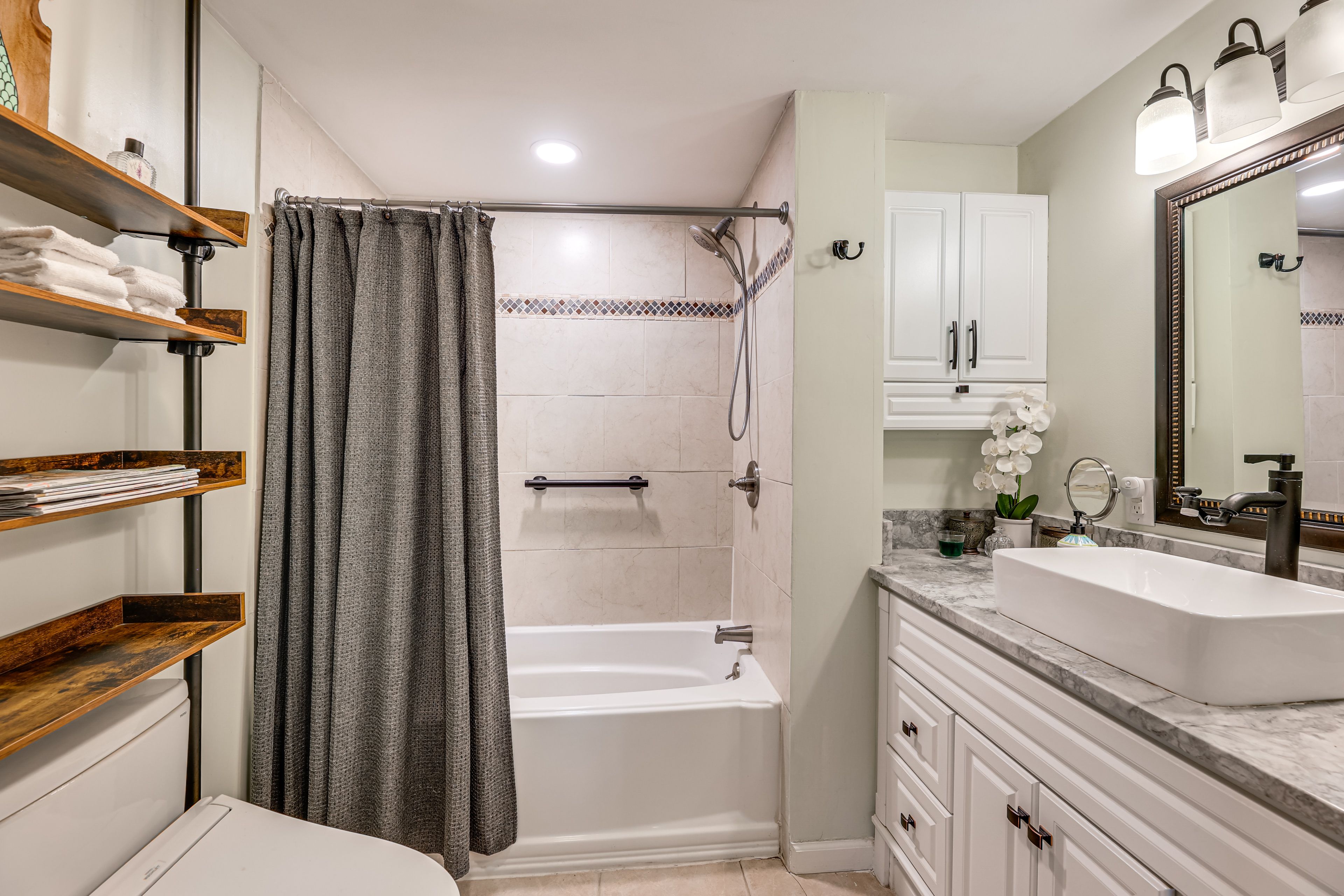 Full Bathroom | Upper Level | Towels Provided