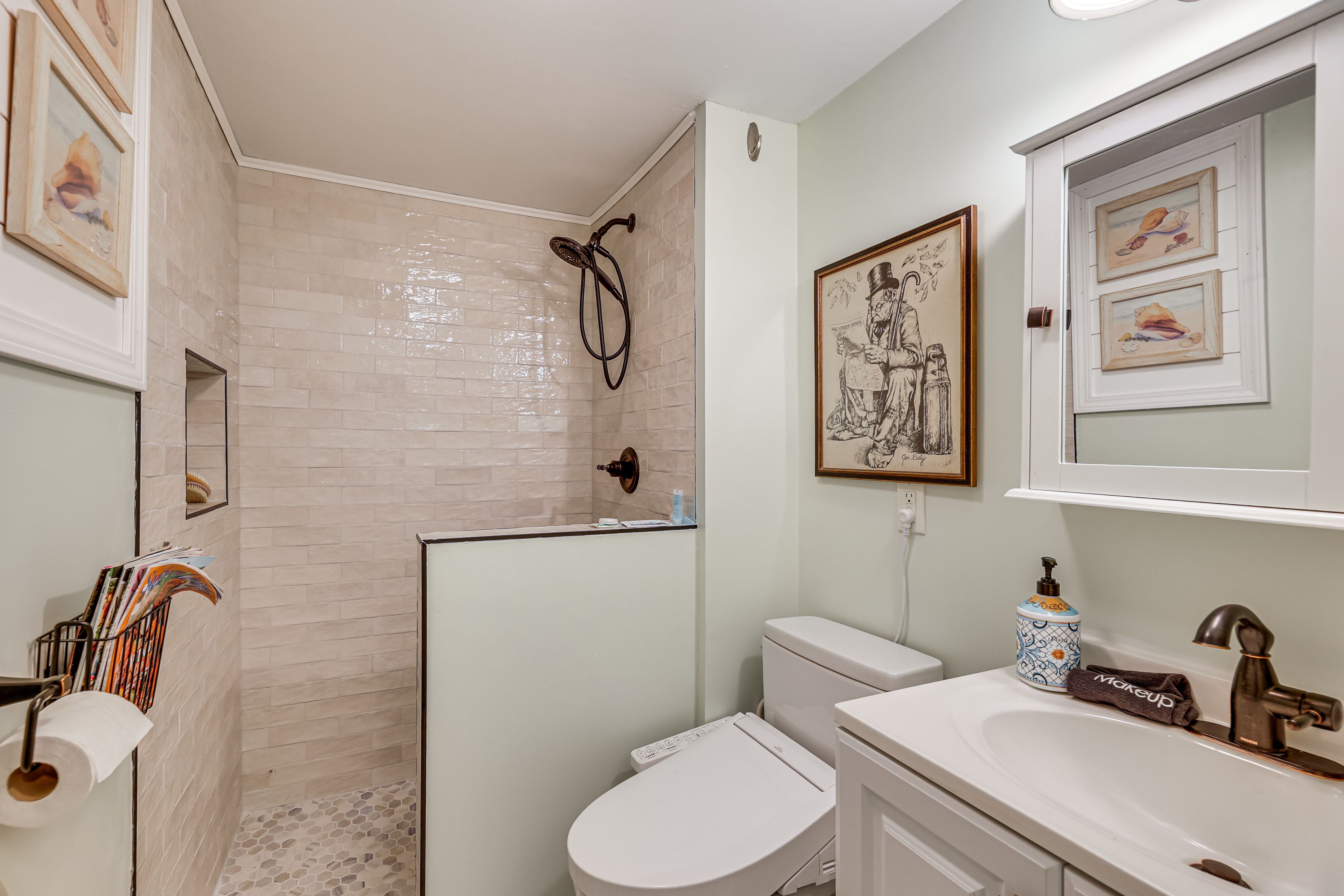 Full Bathroom | Upper Level | Towels Provided