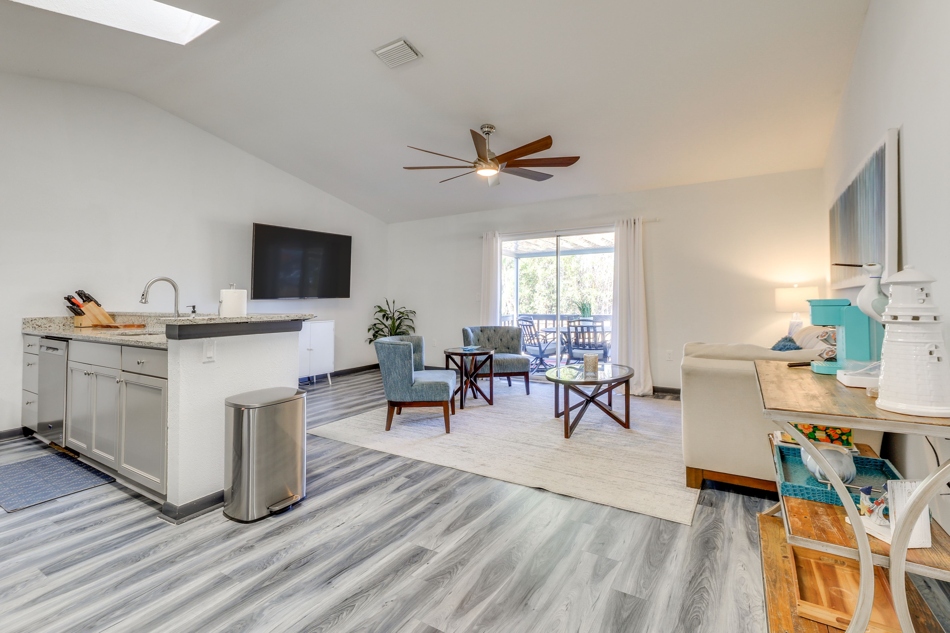 Living Room | Free WiFi | Smart TV