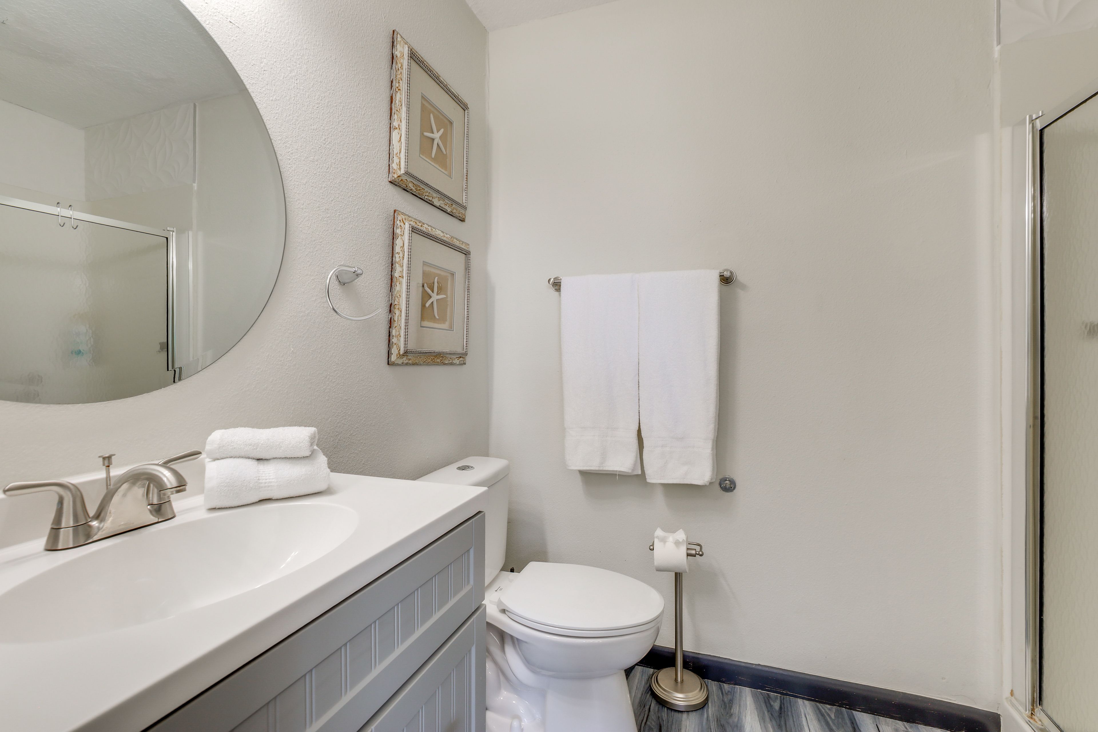 Full Bathroom | Towels Provided