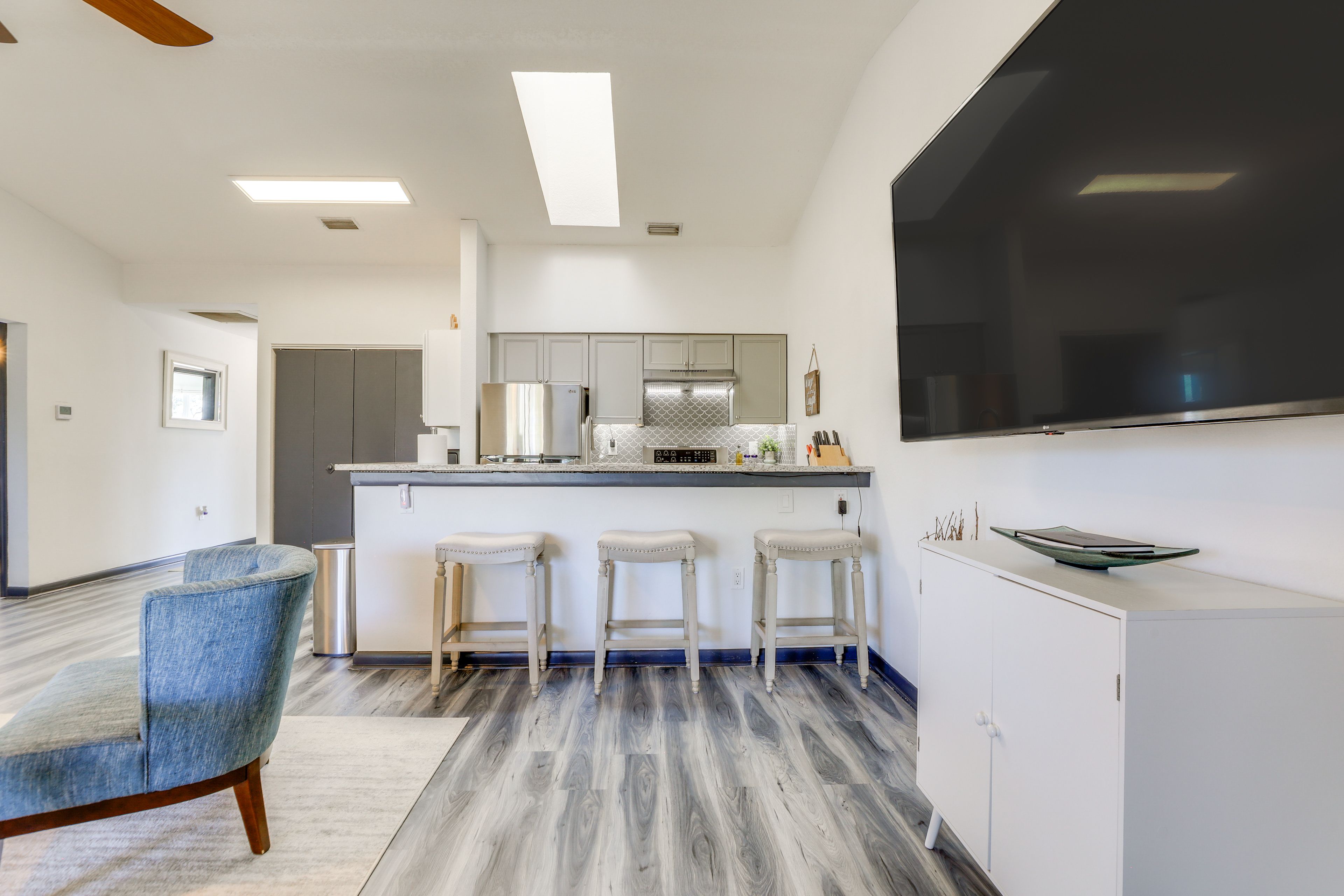 Dining Area | Dishware & Flatware | Central A/C & Heat