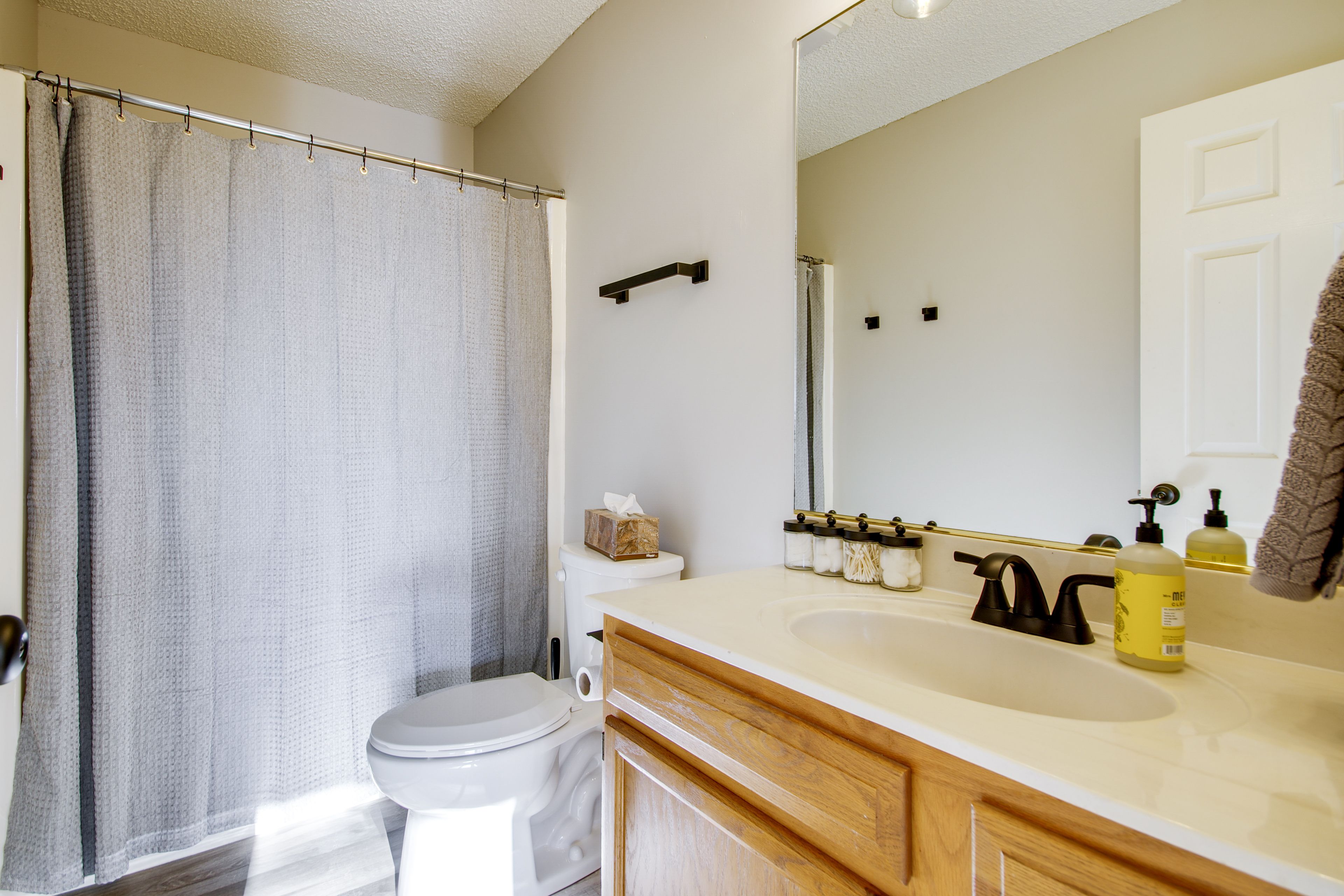 Full Bathroom | 2nd Floor Floor | Towels Provided