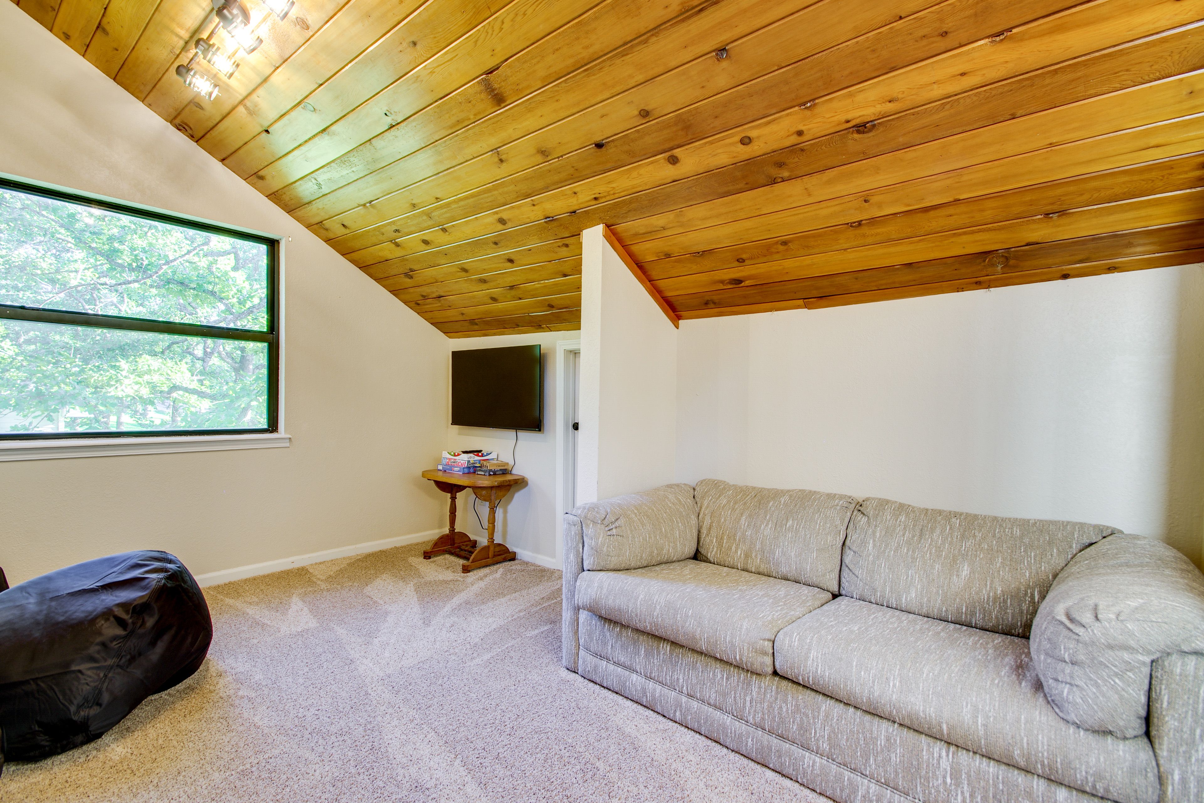 Game Room | 2nd Floor | Queen Sleeper Sofa | Smart TV | Board Games | Wet Bar