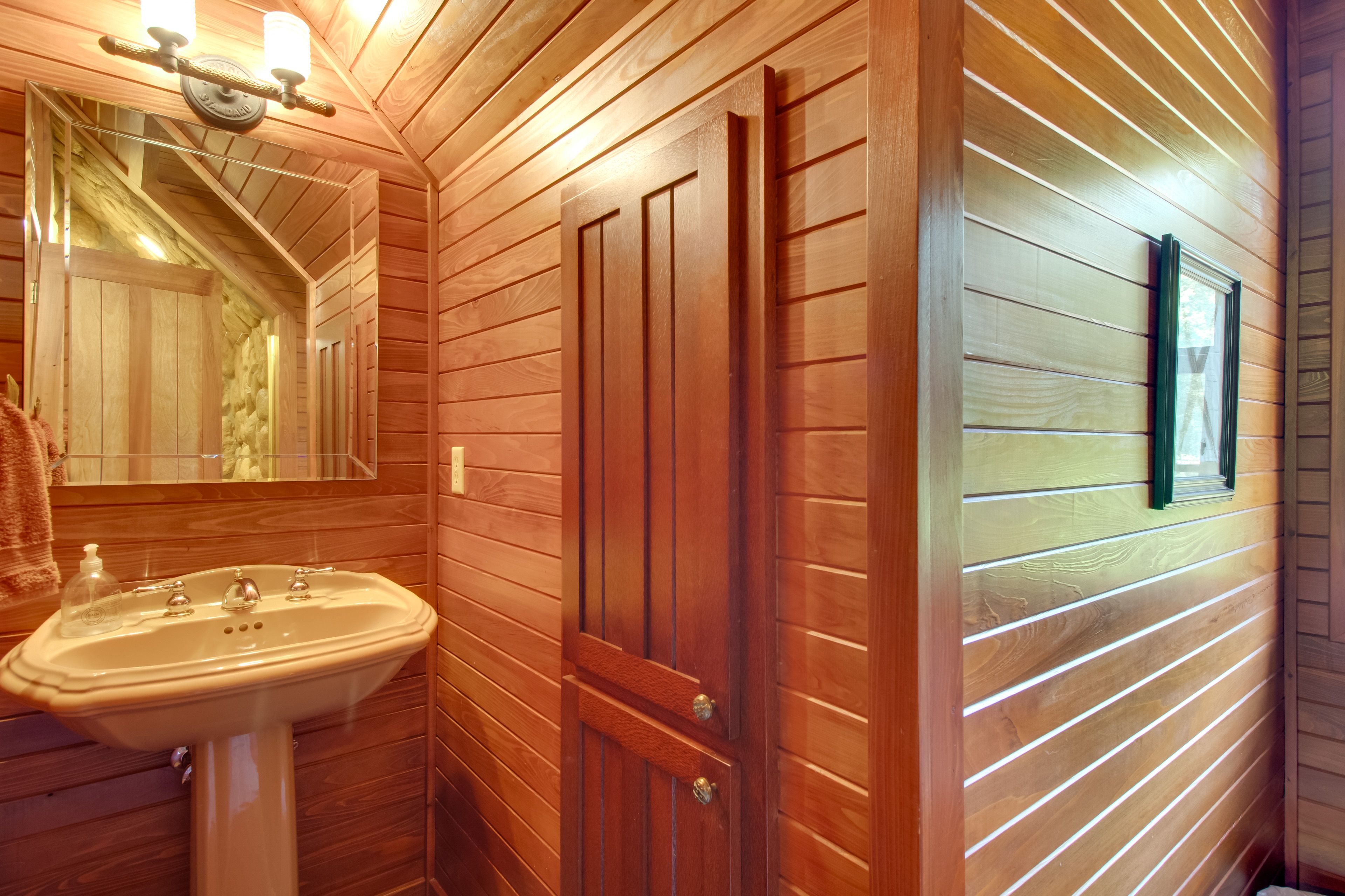 Full Bathroom | 2nd Floor