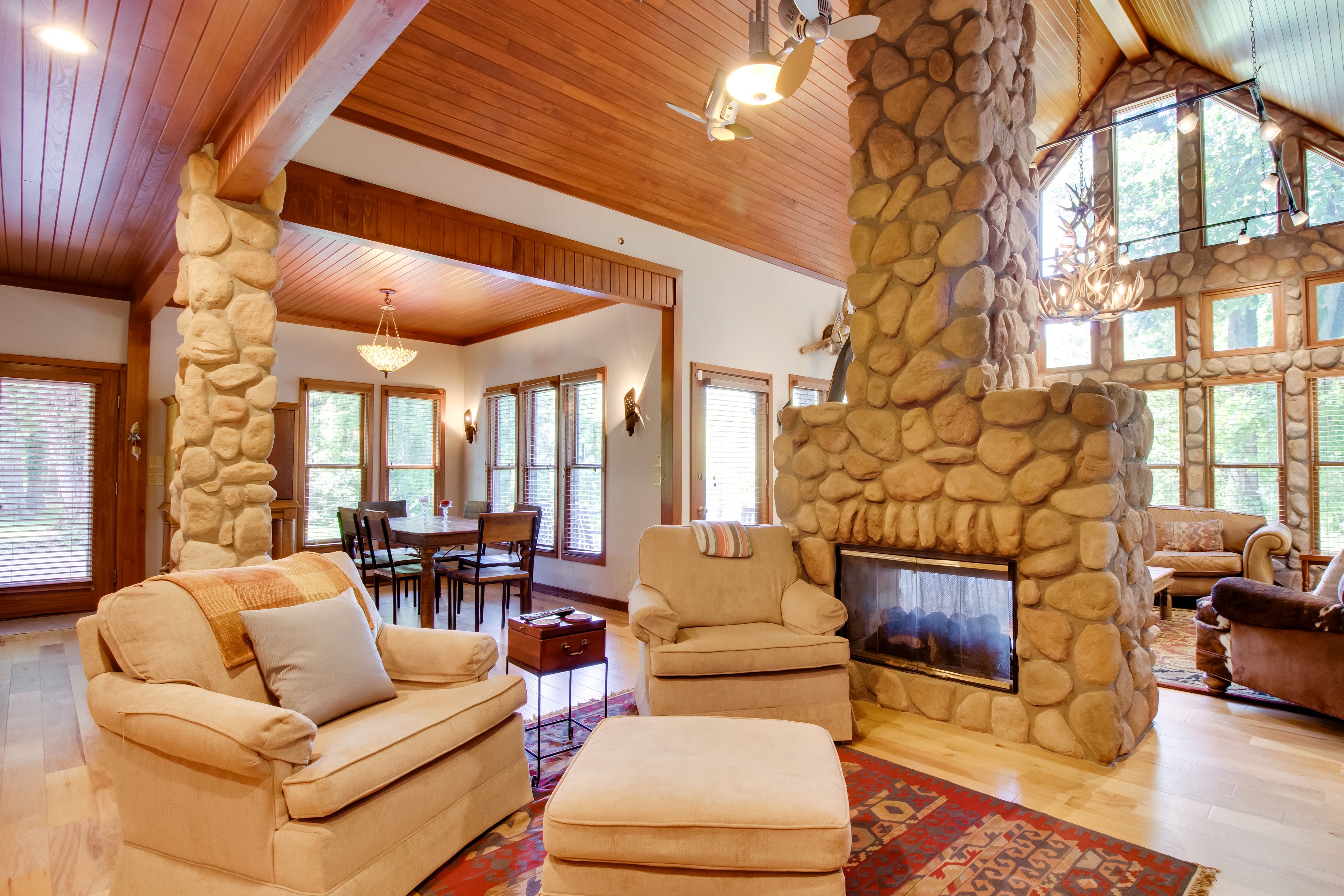 Gassville Vacation Rental | 2BR | 2.5BA | Small Threshold to Enter | 2,016 Sq Ft