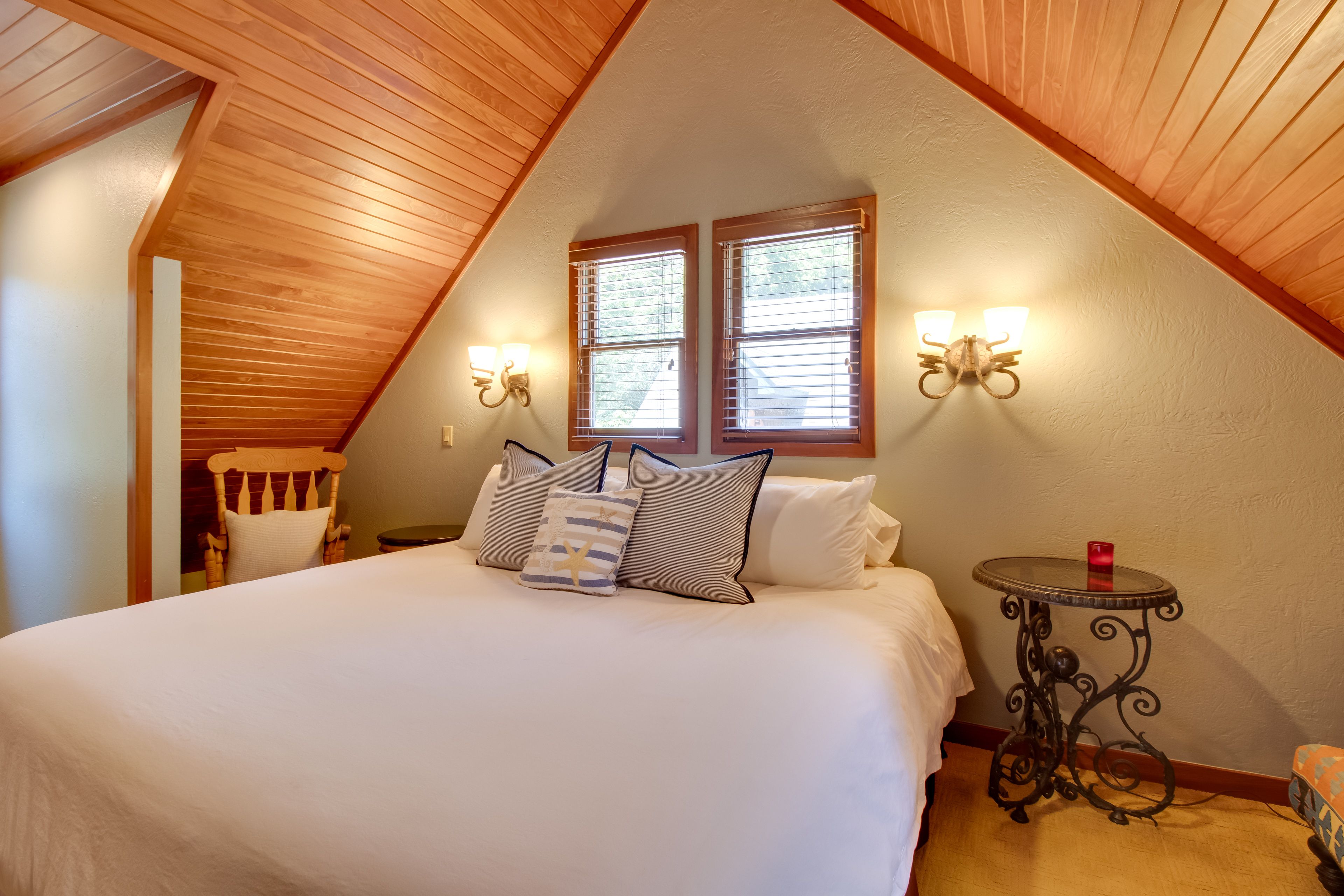 Bedroom 2 | 2nd Floor | Queen Bed