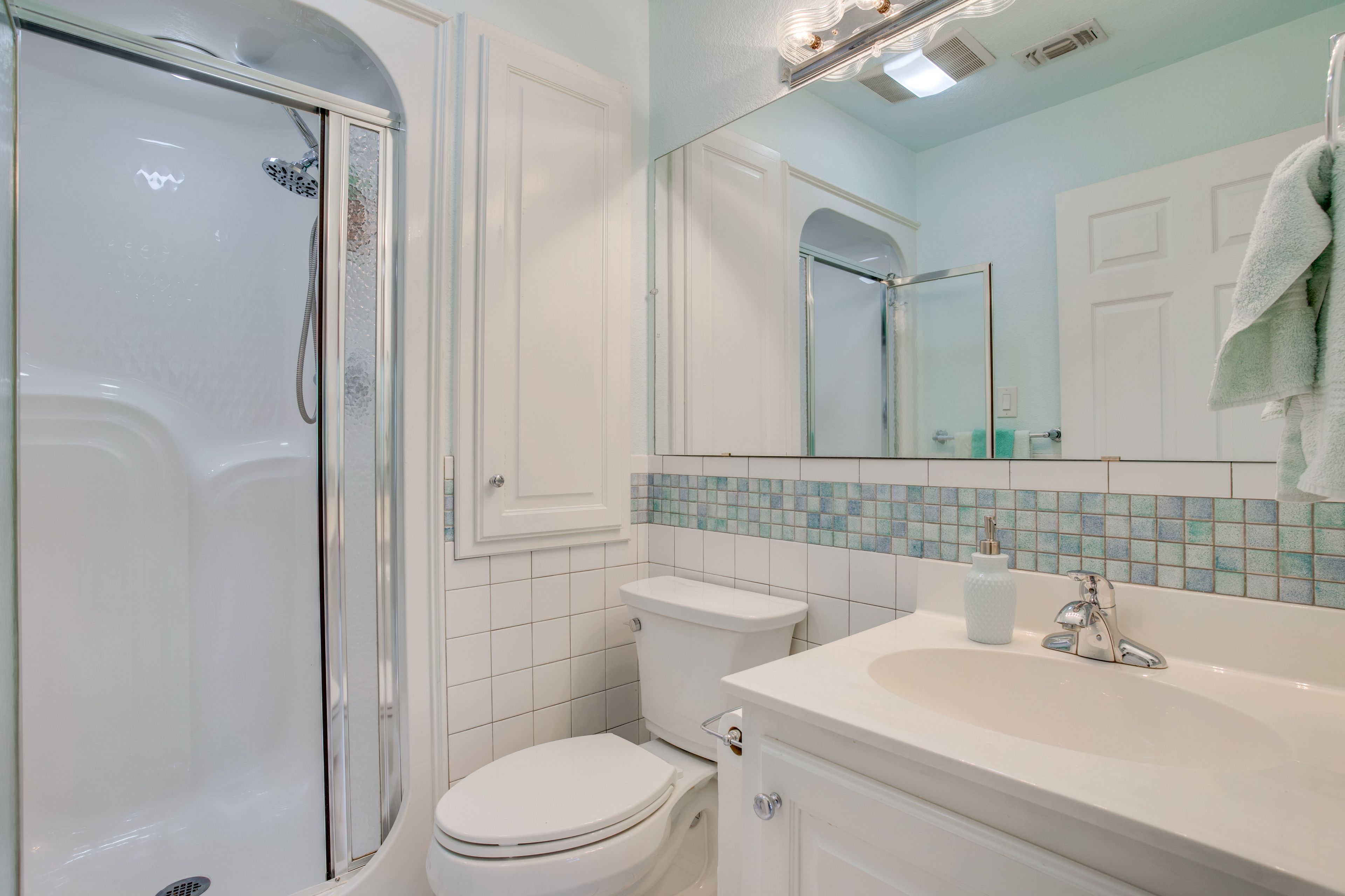 Full Bathroom | 2nd Floor