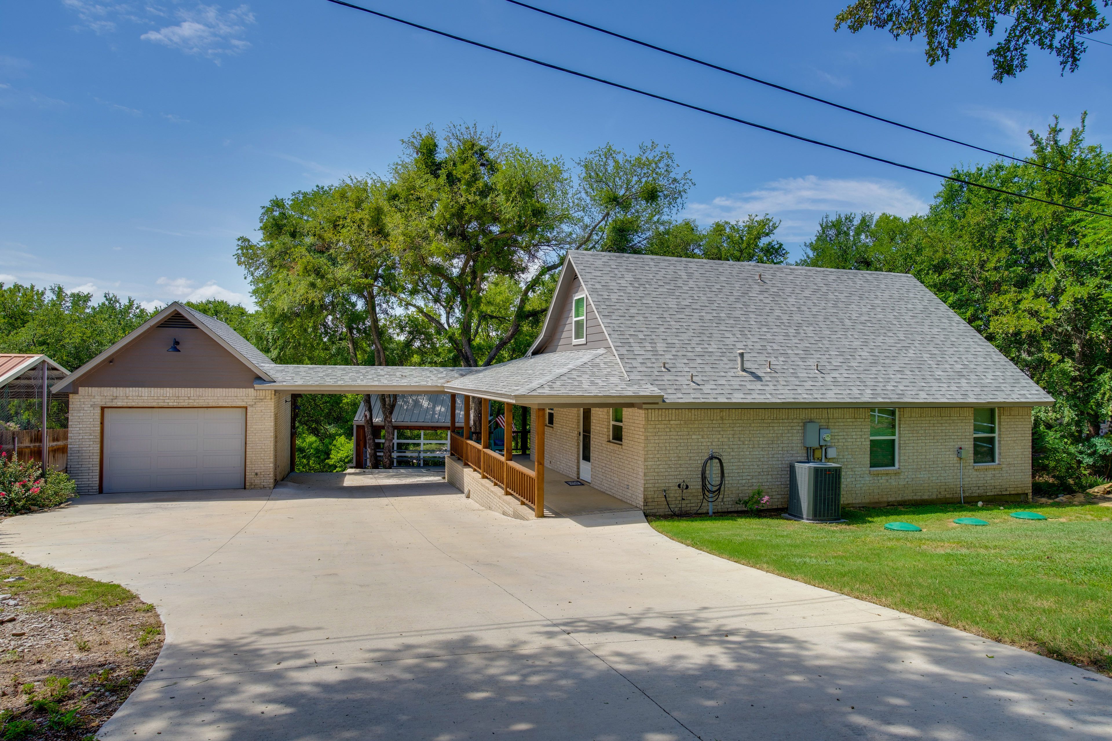 Parking | Driveway (6 Vehicles) | Overflow Parking | Boat Trailer Parking