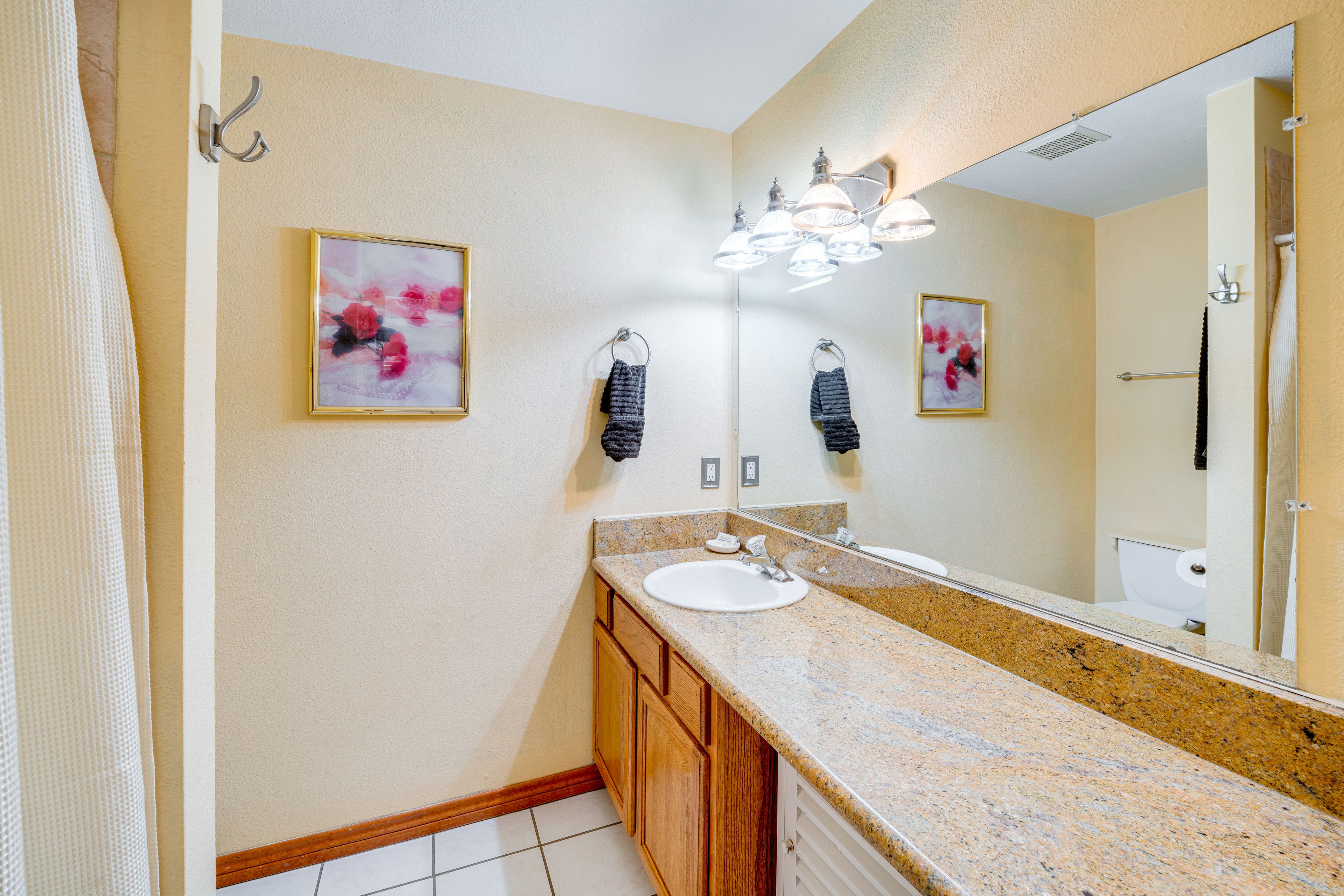 Full Bathroom (Casita 2) | 1st Floor | Towels Provided