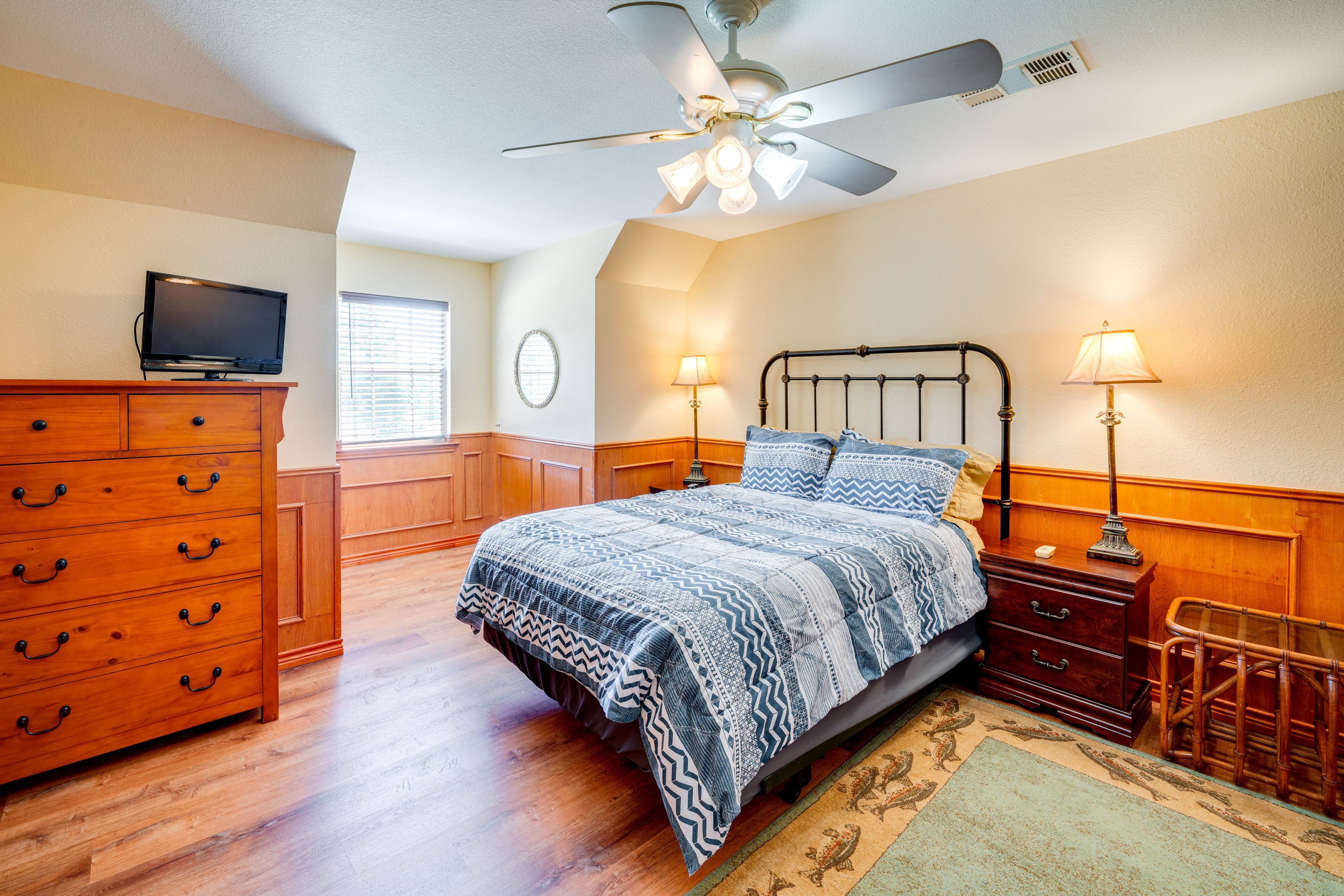 Bedroom 2 (Main House) | 2nd Floor | Queen Bed