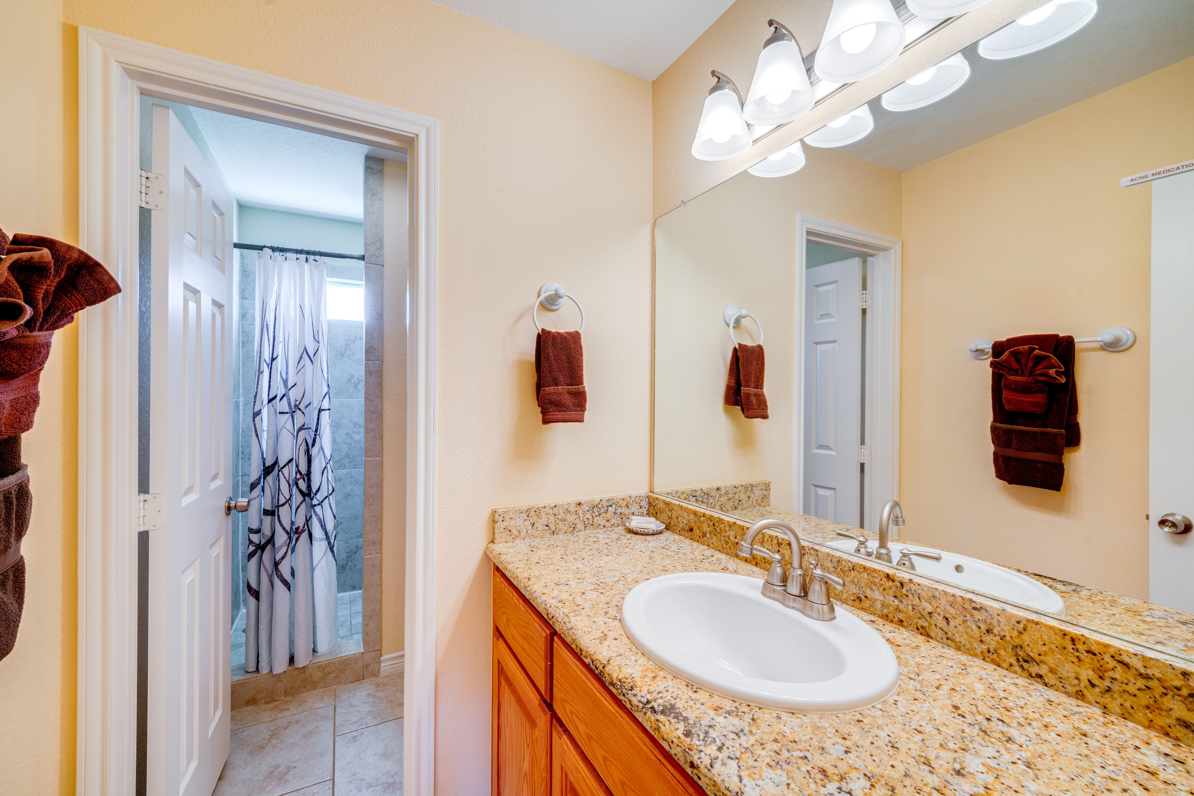 Full Bathroom (Casita 1) | 1st Floor