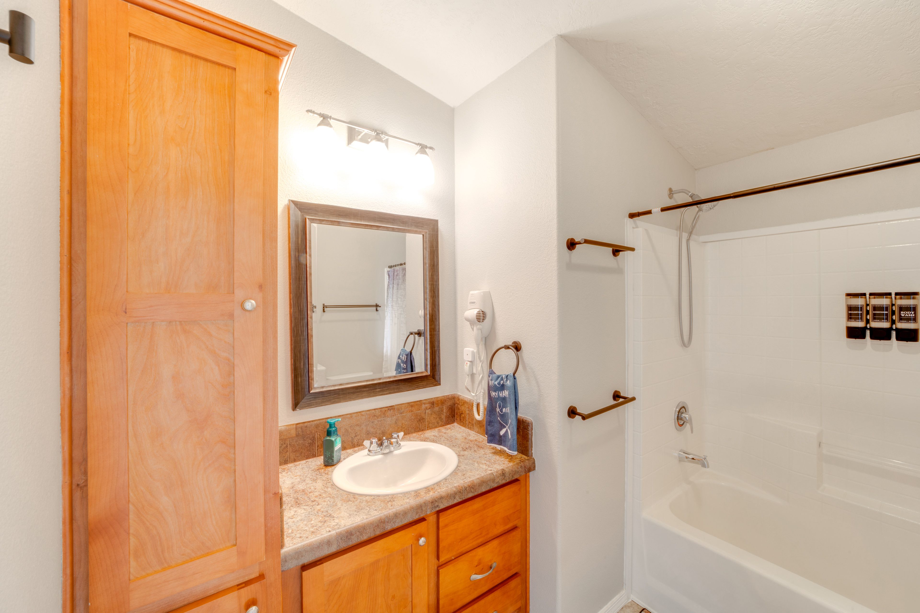 Full Bathroom | Towels Provided