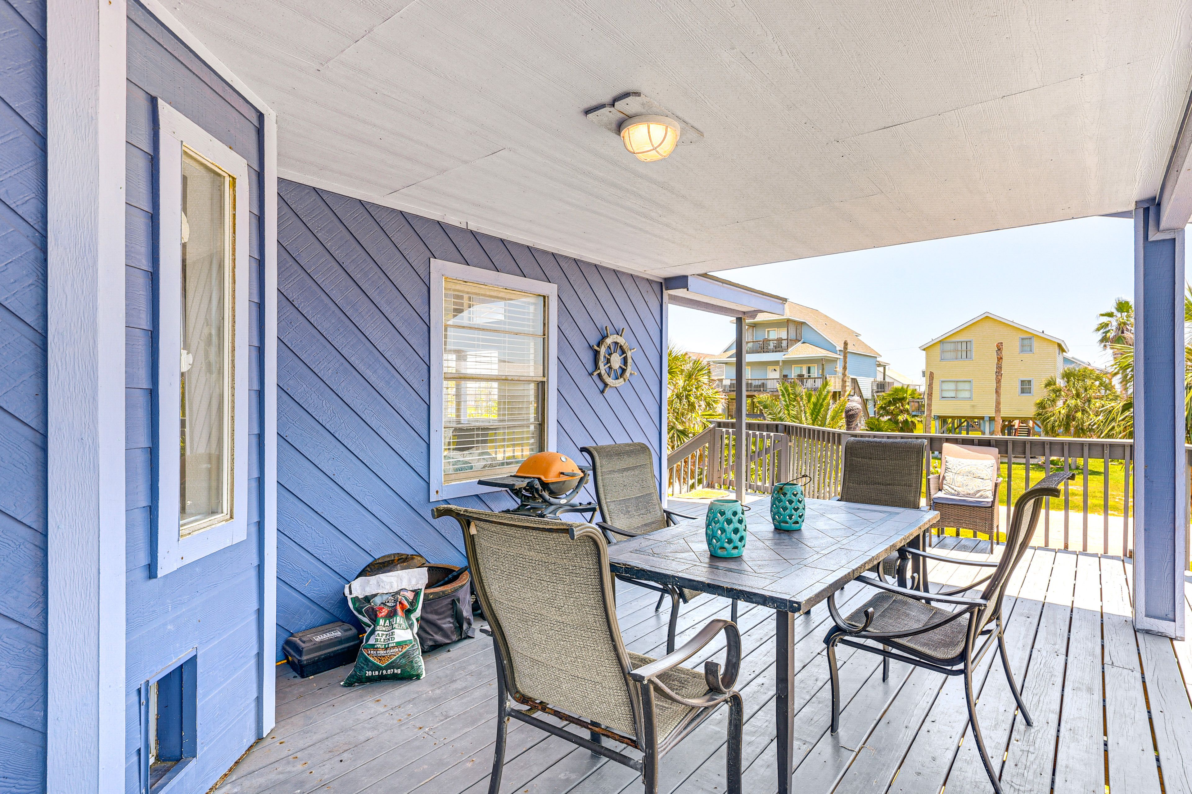 Covered Deck | Outdoor Dining Area
