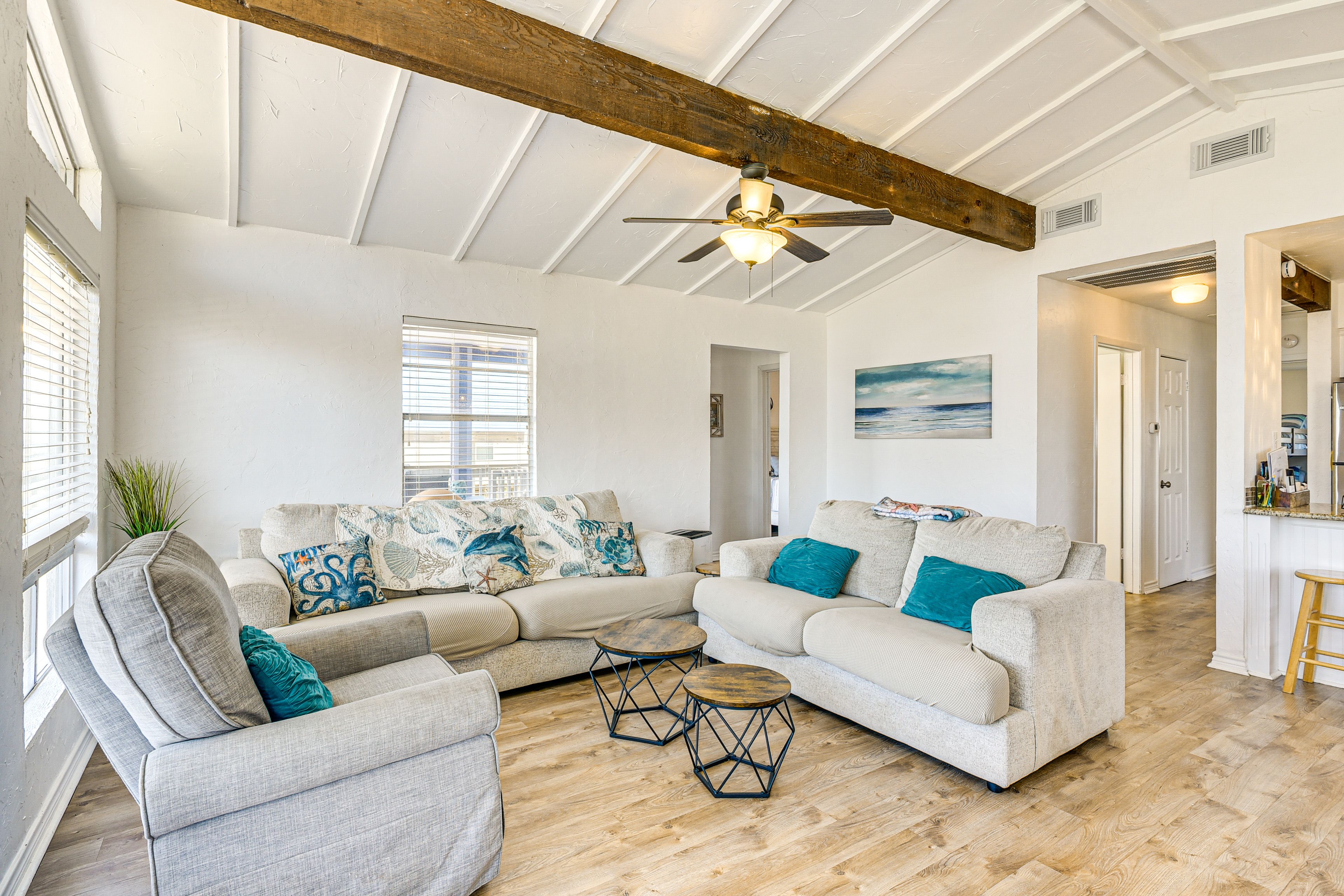 Living Room | Full Sleeper Sofa | Smart TV | Central Heating & A/C | Free WiFi