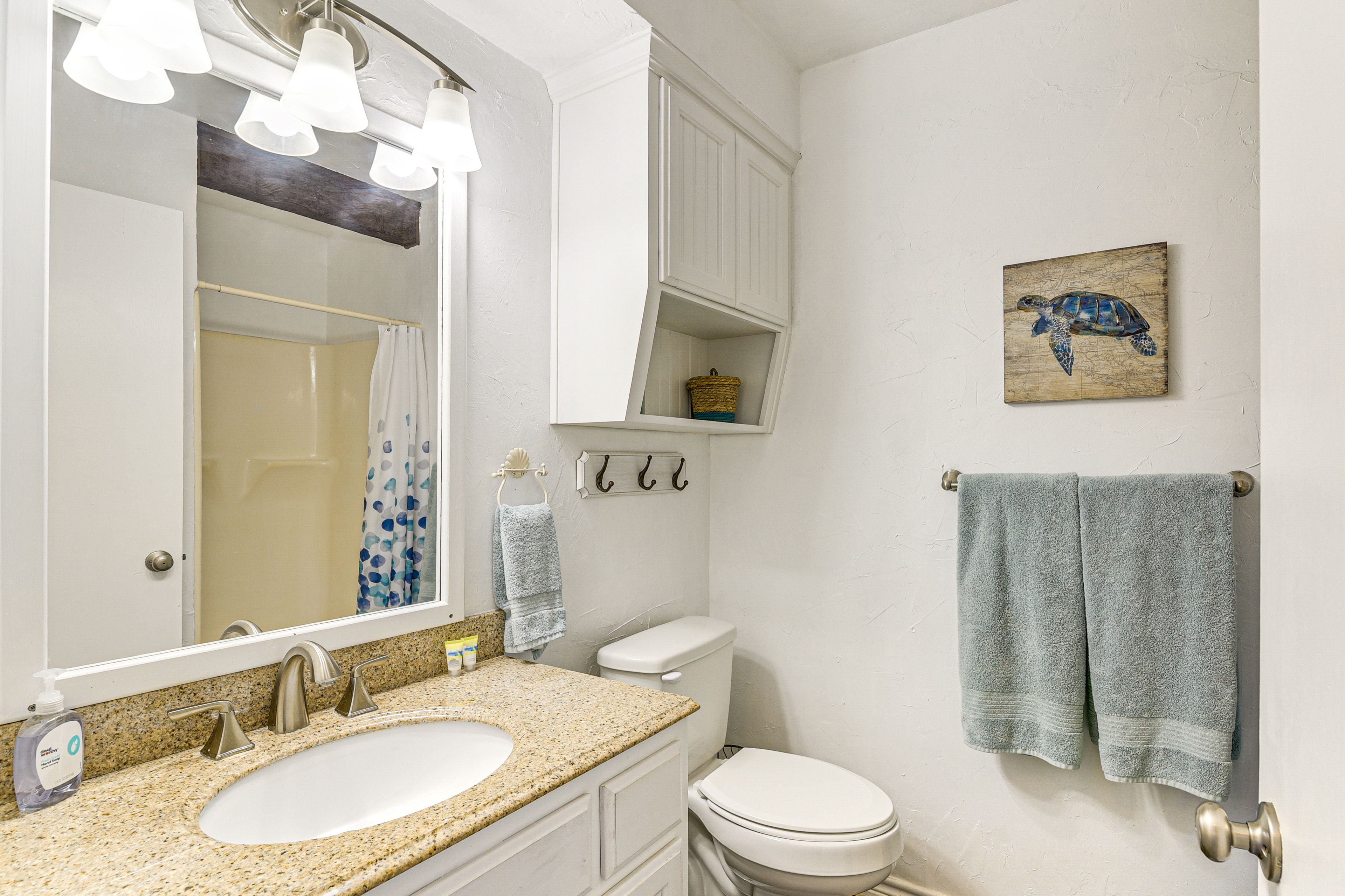 Full Bathroom | Complimentary Toiletries | Towels Provided