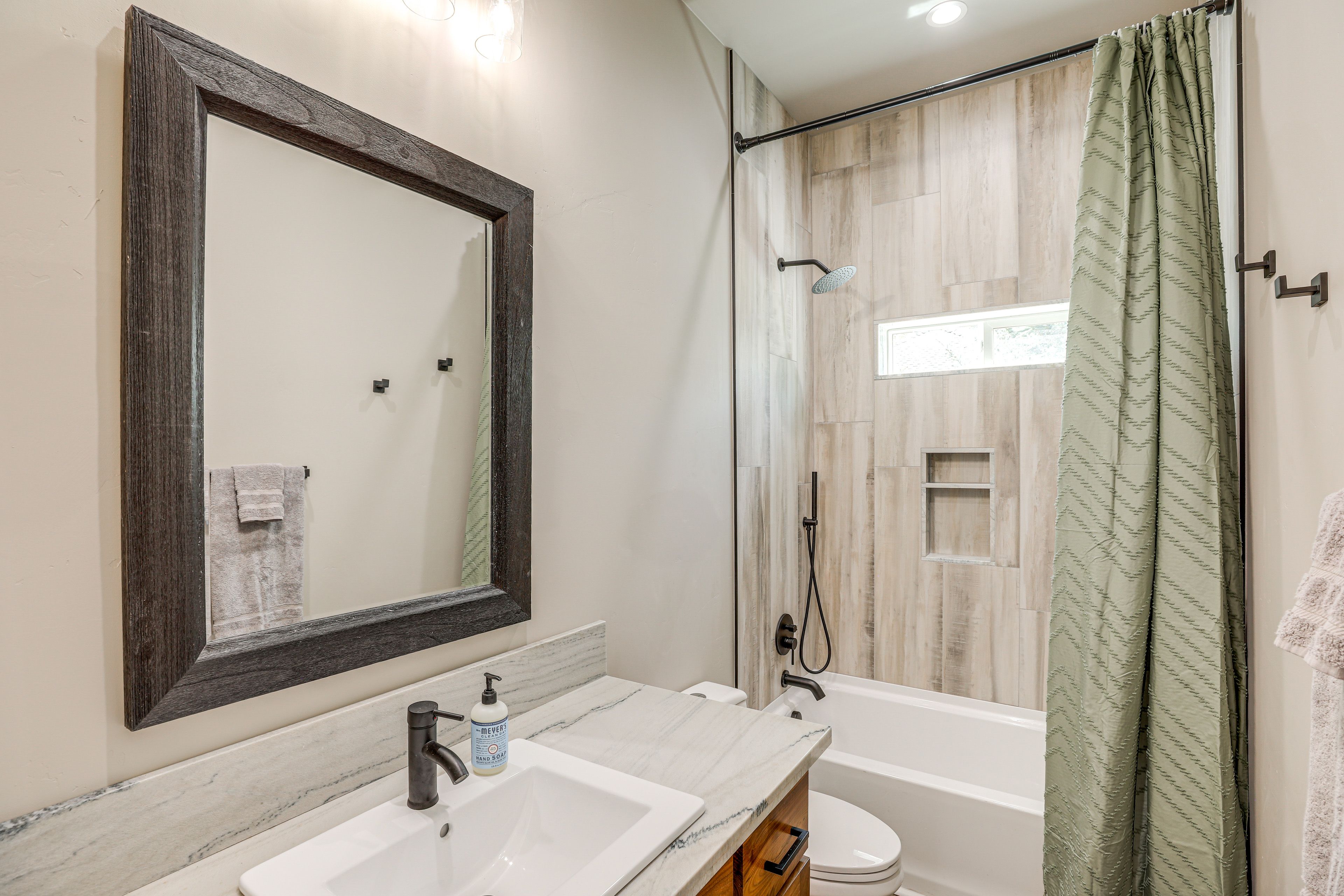 Full Bathroom | Towels Provided