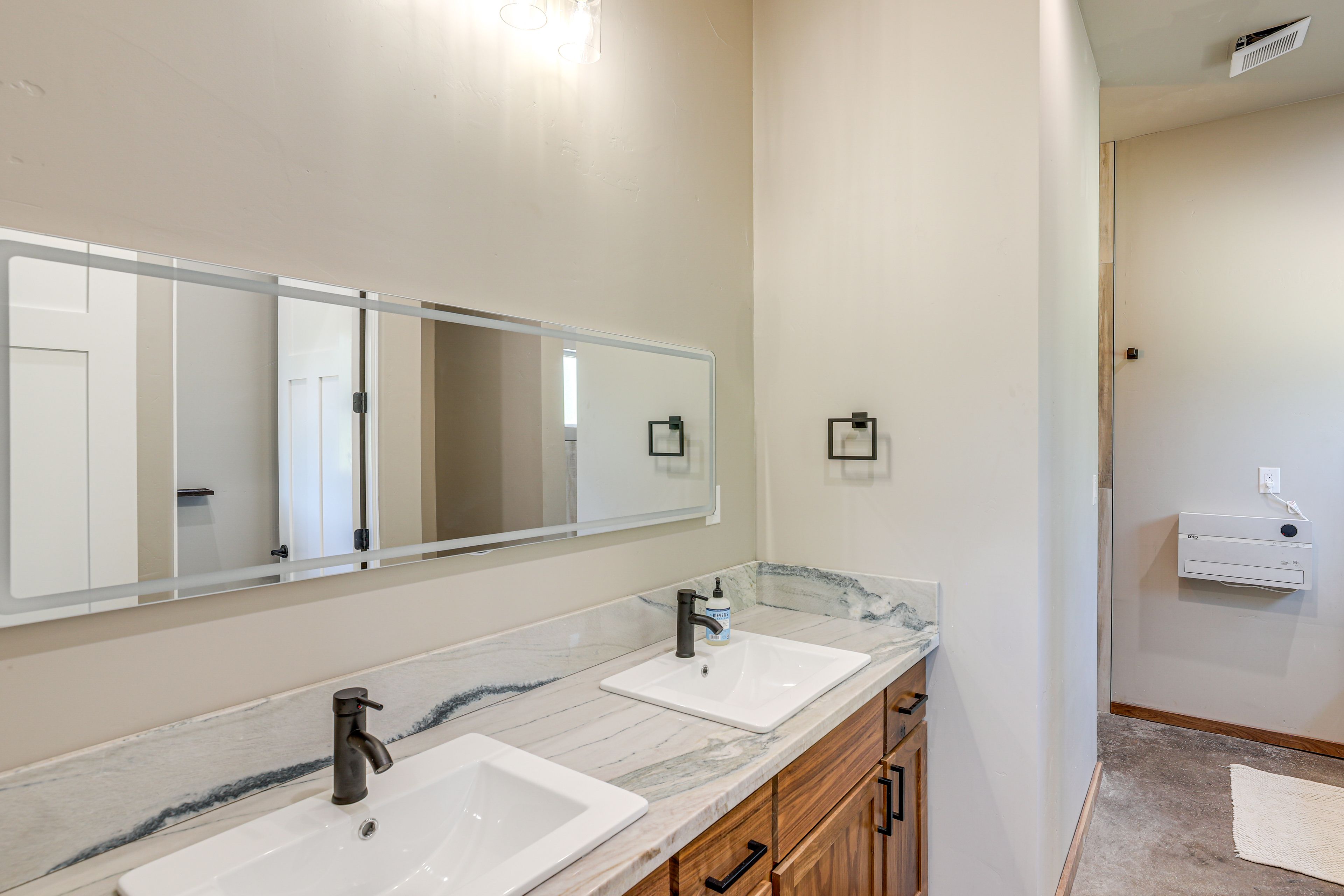 Full Bathroom | Towels Provided