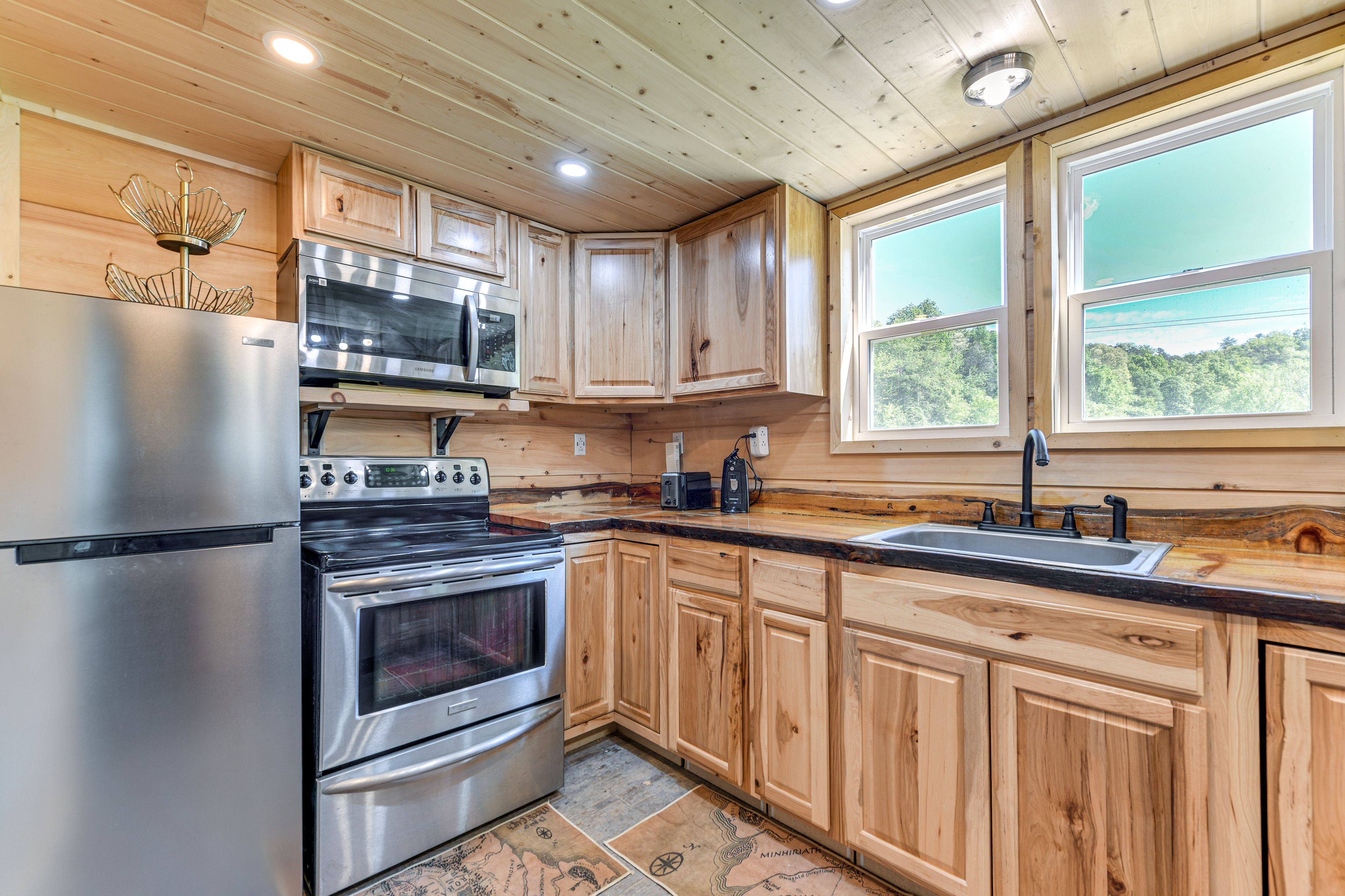 Kitchen | Dual Drip/Keurig Coffee Maker | Dishwasher | Toaster | 1st Floor