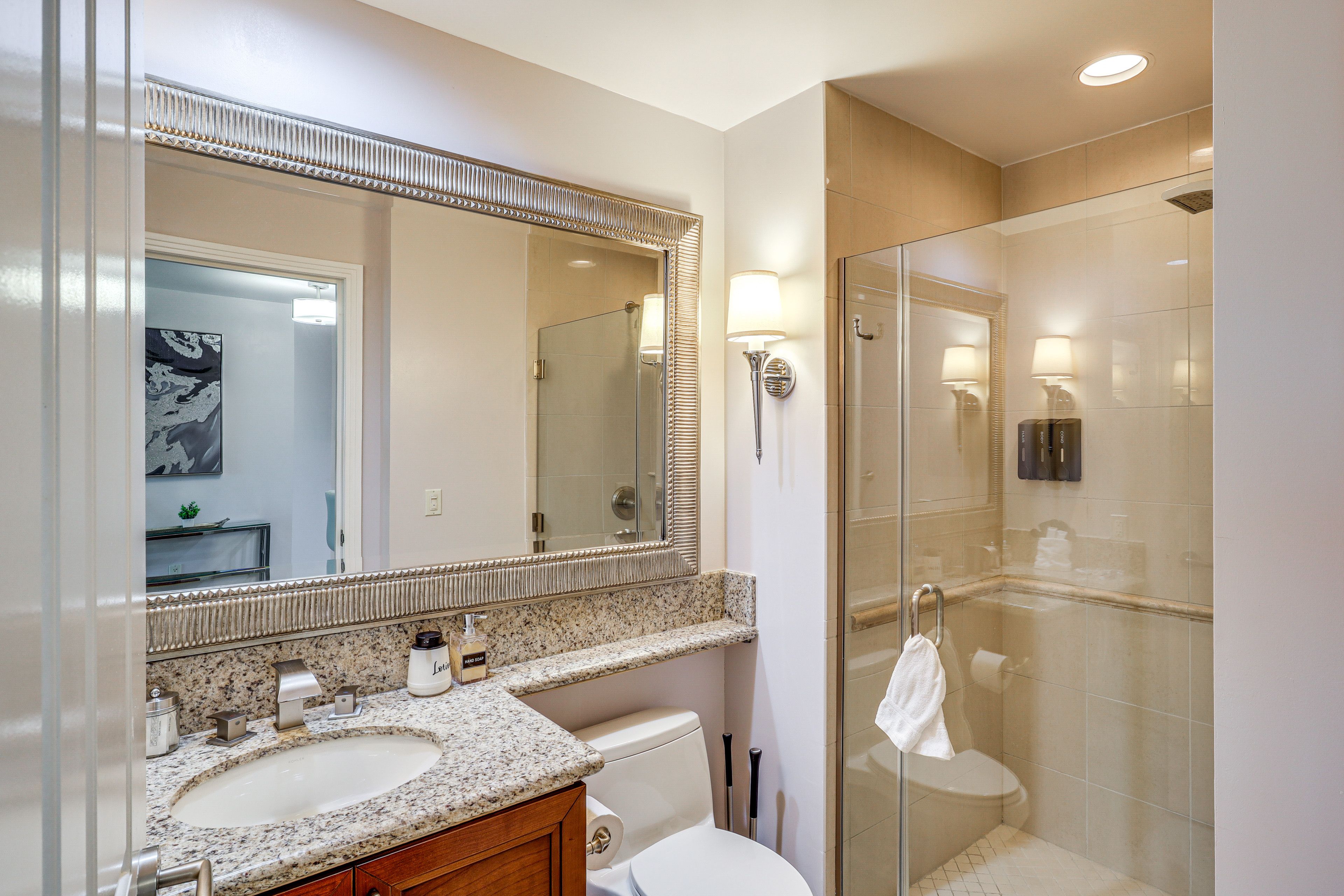 Full Bathroom | Towels Provided